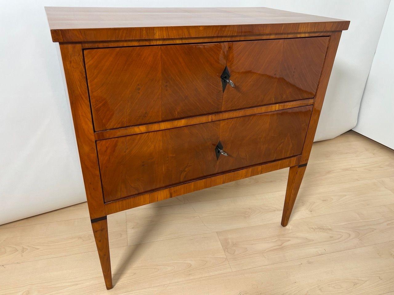 Piccola cassettiera Biedermeier a due cassetti, legno di ciliegio, Germania meridionale, circa 1820 in vendita 1