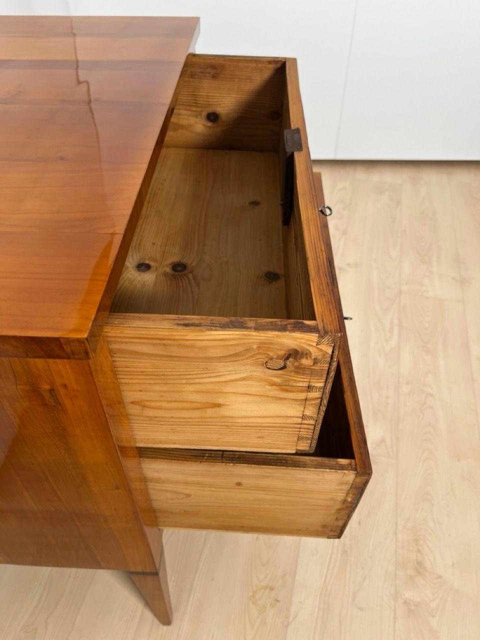 Piccola cassettiera Biedermeier a due cassetti, legno di ciliegio, Germania meridionale, circa 1820 in vendita 6