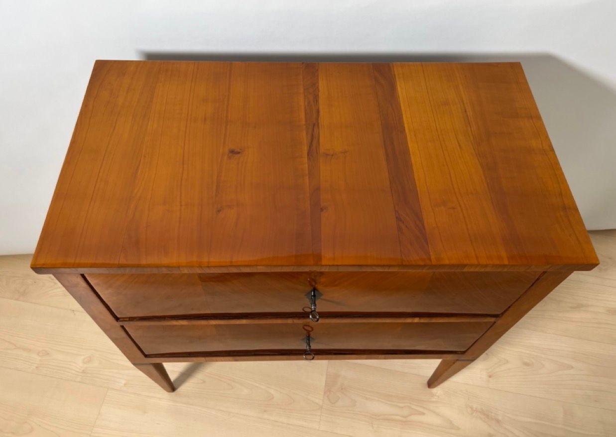 Piccola cassettiera Biedermeier a due cassetti, legno di ciliegio, Germania meridionale, circa 1820 in vendita 8