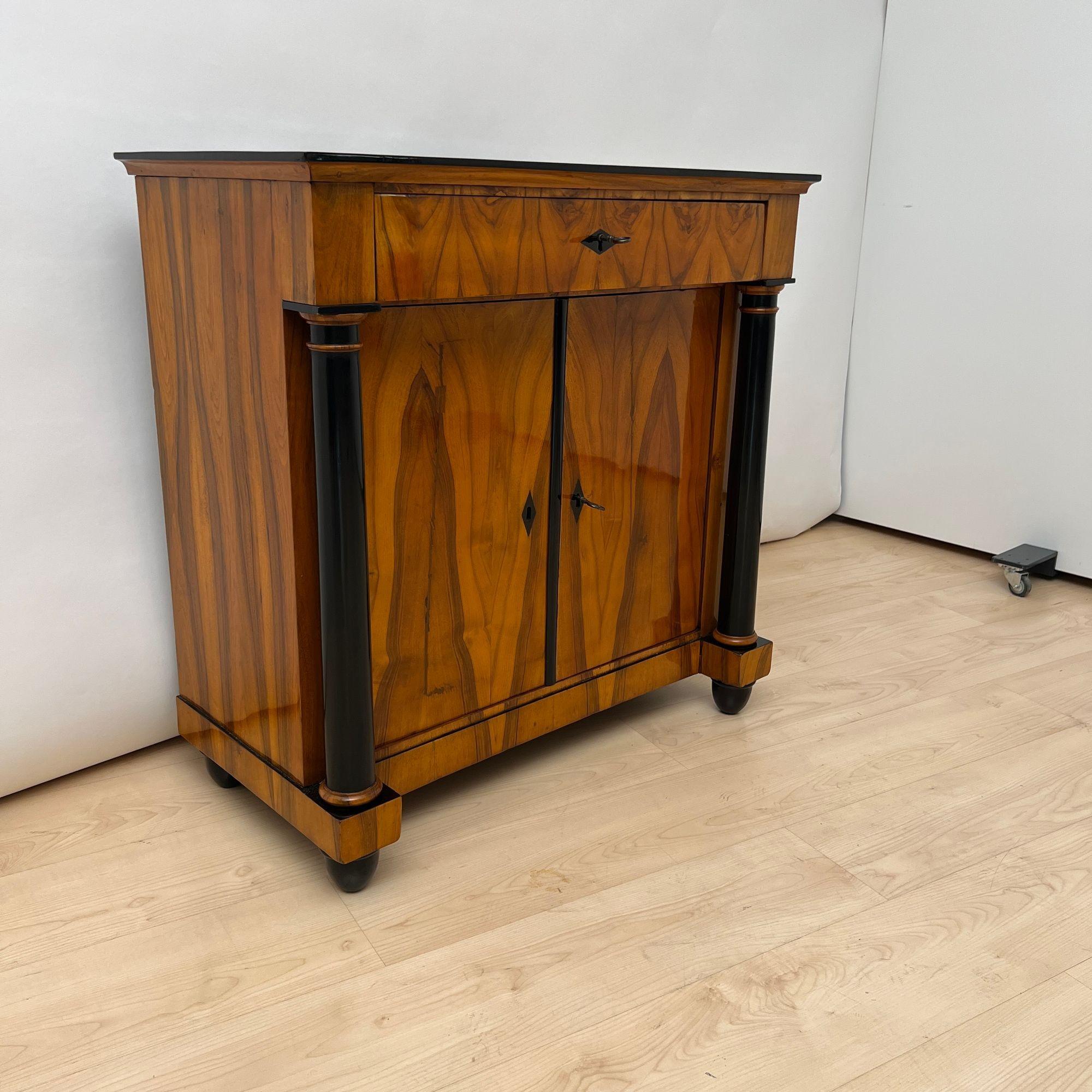 Biedermeier Half-Cabinet, Walnut Veneer, Ebonized, South Germany circa 1825 In Good Condition For Sale In Regensburg, DE