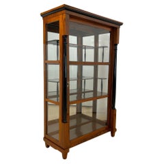 Vitrina Biedermeier, nogal, latón, tres lados esmaltados, sur de Alemania circa 1830