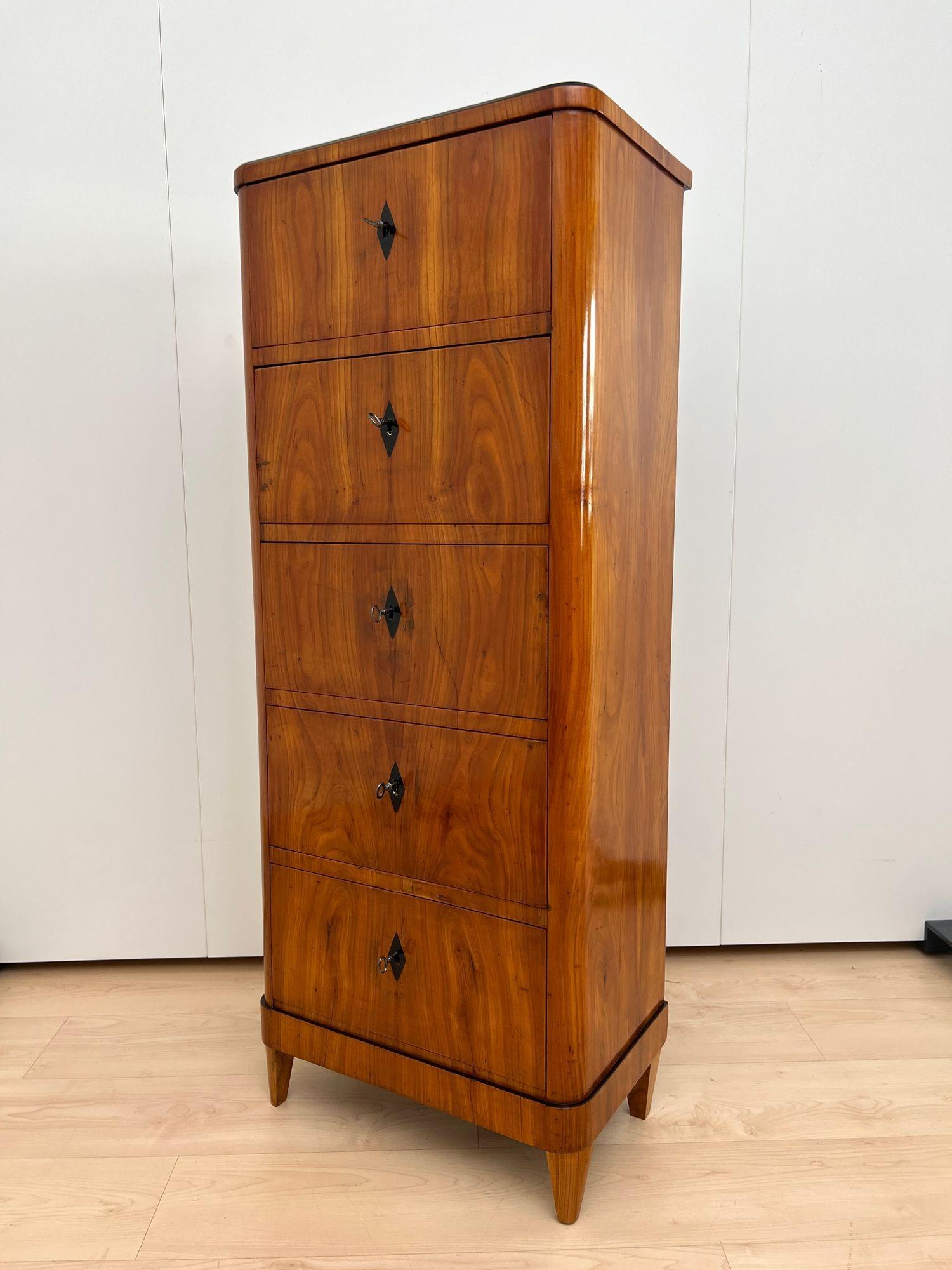 Beautiful unadorned Biedermeier Chiffonier with 5 drawers in cherry veneer from South Germany around 1820.
Gorgeous, continuous and book-matched cherry veneer on softwood and cherry solid wood. Ebonized diamonds as key escutcheons and contrasting