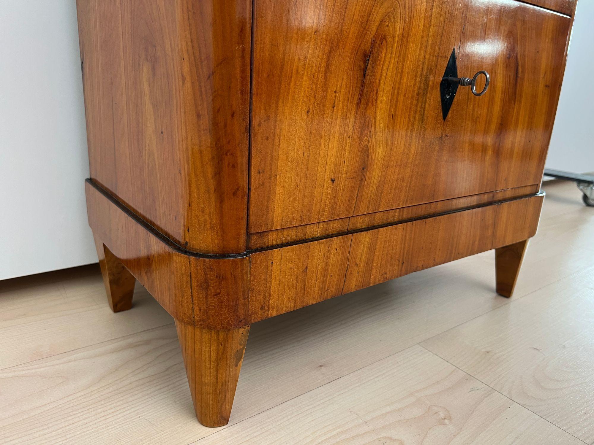 Five Drawer Biedermeier Chiffonier, Cherry Veneer, South Germany circa 1820 For Sale 12