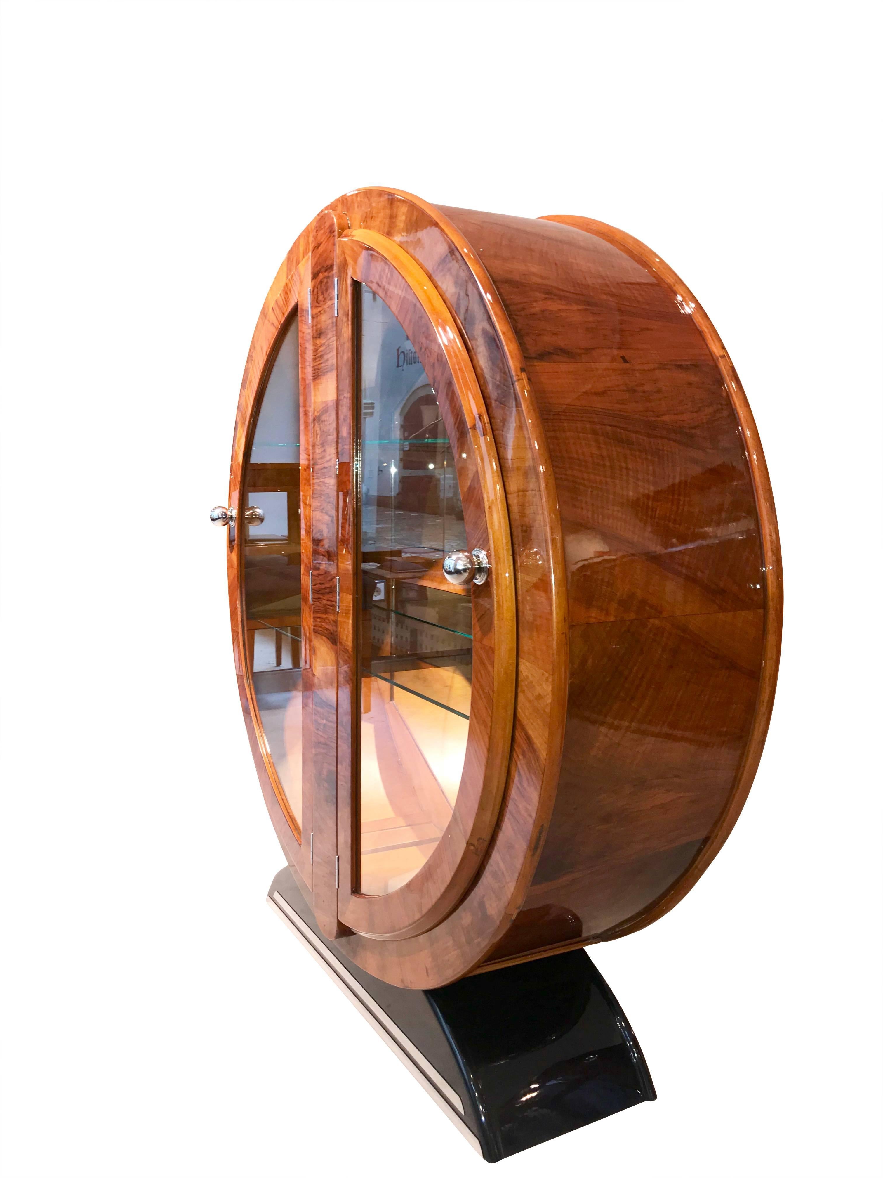 Art Deco round vitrine, England circa 1930, walnut In Excellent Condition In Regensburg, DE
