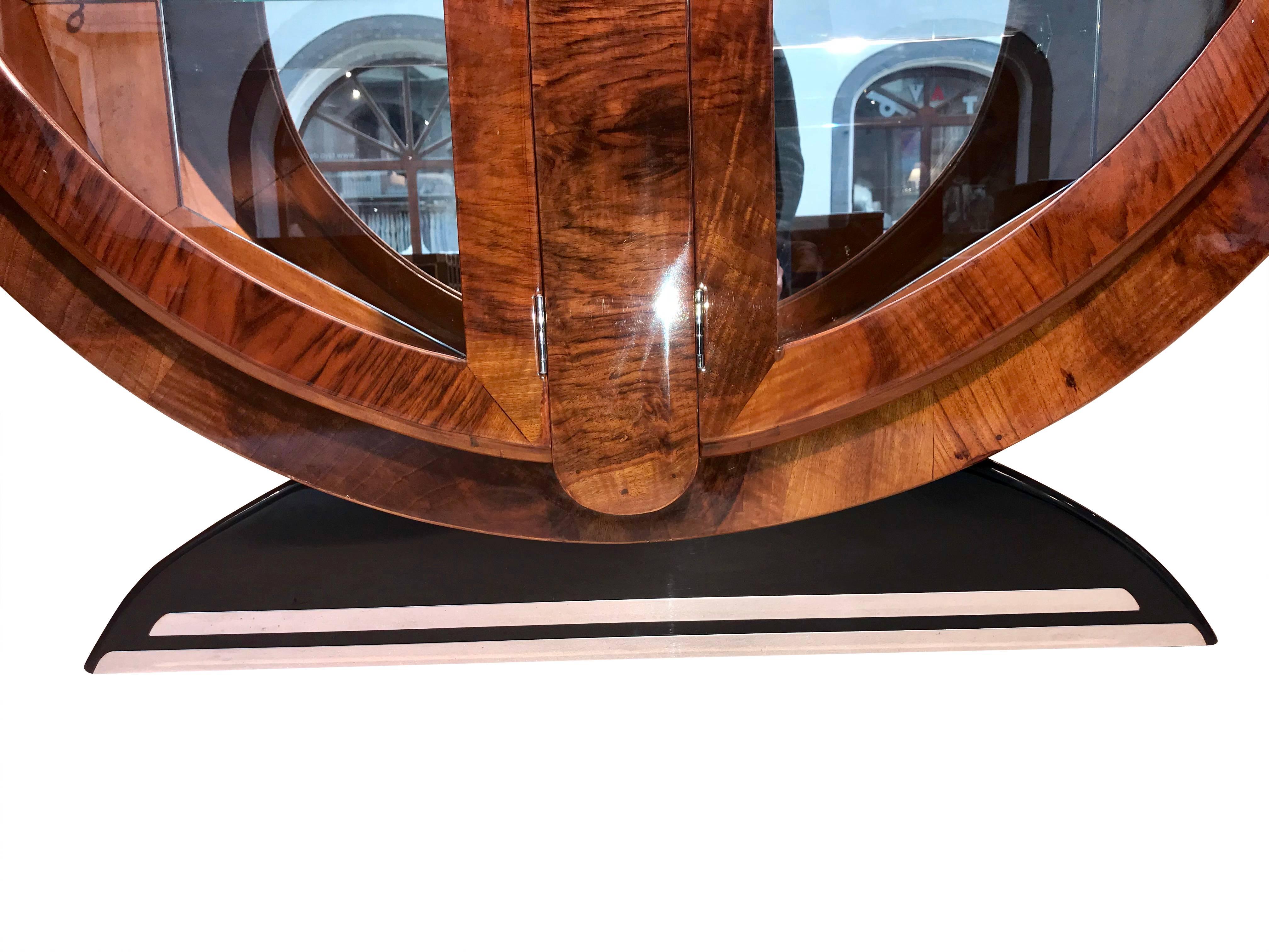 Mid-20th Century Art Deco round vitrine, England circa 1930, walnut