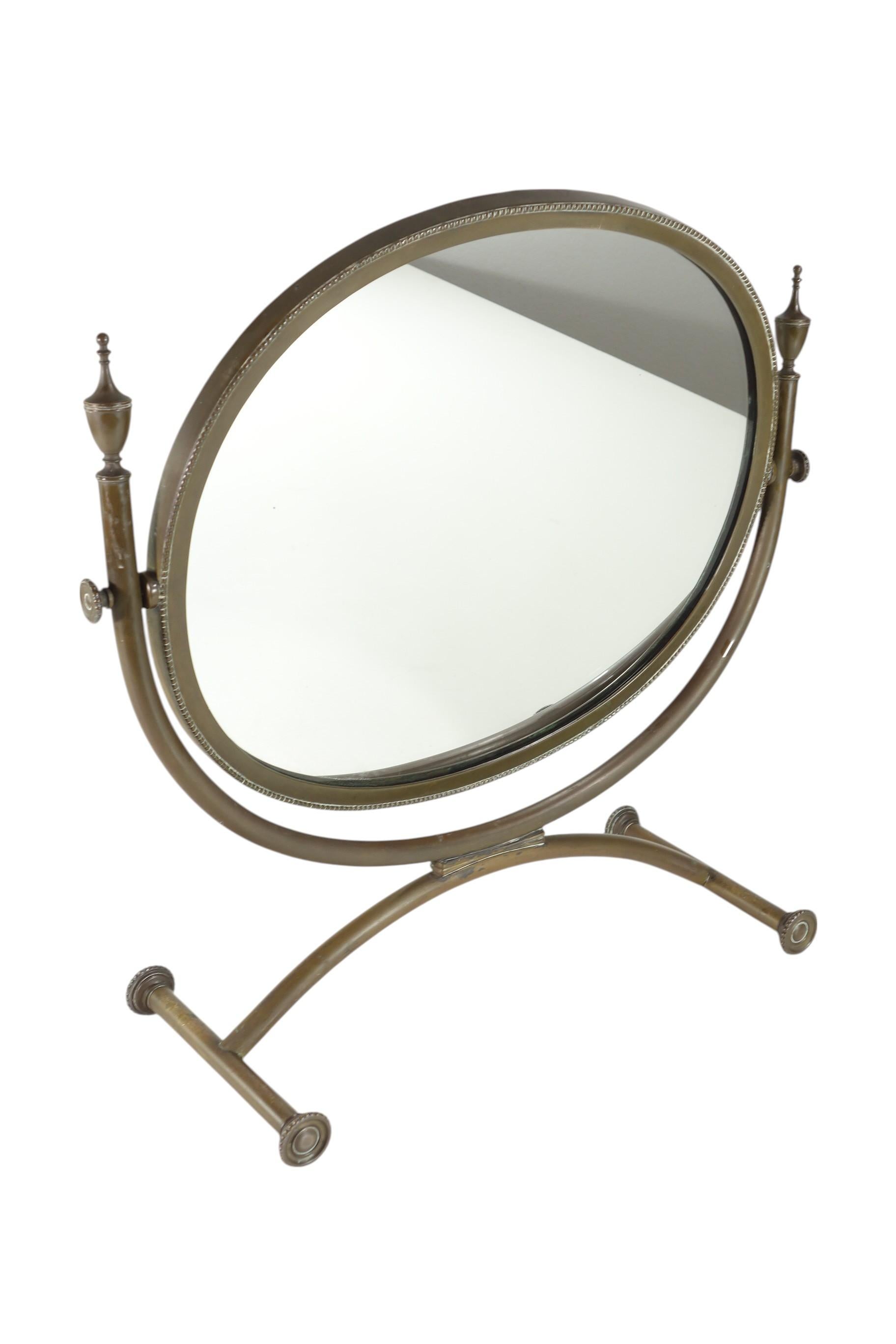 Lampe de table italienne néoclassique
Italie, 1940

Laiton patiné d'origine
Miroir et dos en bois d'origine
Très bon état