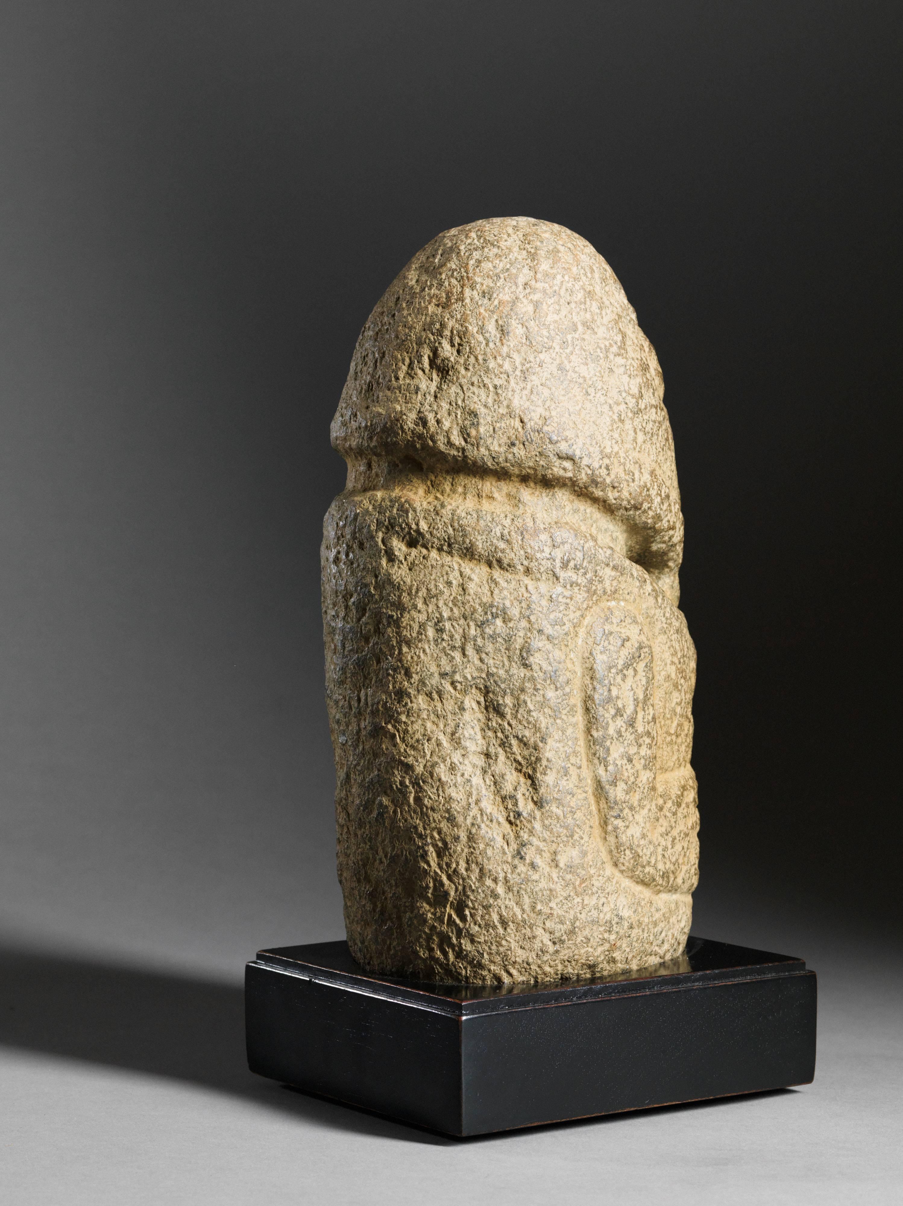 The oldest date from the 16th century and they measure between 14 and 200 cm. With the death of a Spiritual Leader a representative Monolith is carved. The idea, to endow a Phallus with human traits, or in the reverse case, to see a person as a