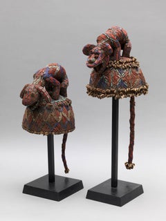 Dos tocados reales con cuentas, praderas de Camerún