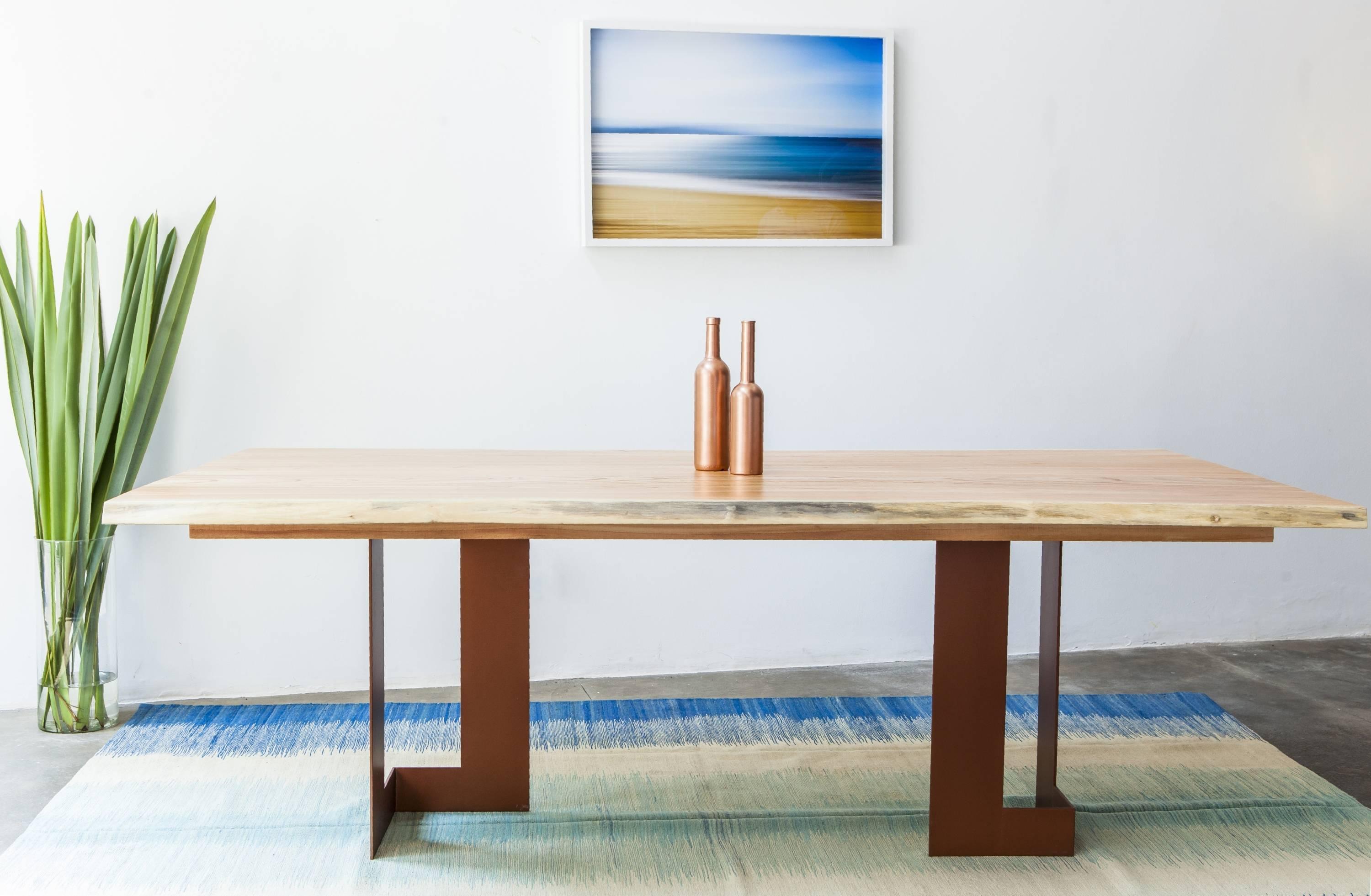 This dining table, made of solid wood in a minimalist style, was Inspired by modernist architectural projects and the grace of its structures, which Alessandra Delgado used to design the dining table 'Planos'. Its base is made of cropped steel