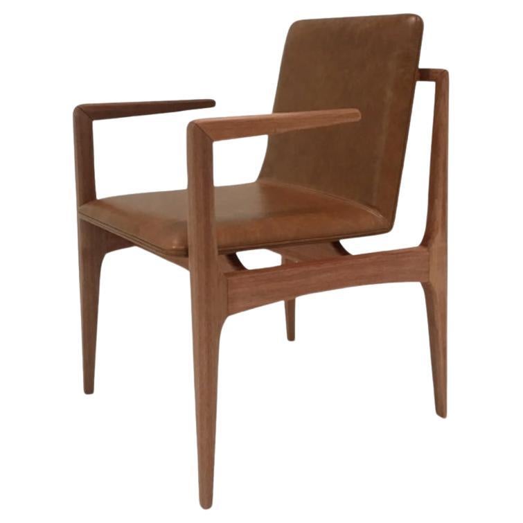 "Oscar" Minimalistischer Stuhl mit Armlehnen aus massivem Jequitibá-Holz und Naturleder im Angebot