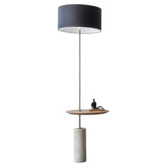 Lampadaire minimaliste Giro en acier peint, en bois naturel et base en béton