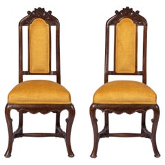 Coppia di sedie in stile William & Mary / Queen Anne con tappezzeria in velluto bordeaux