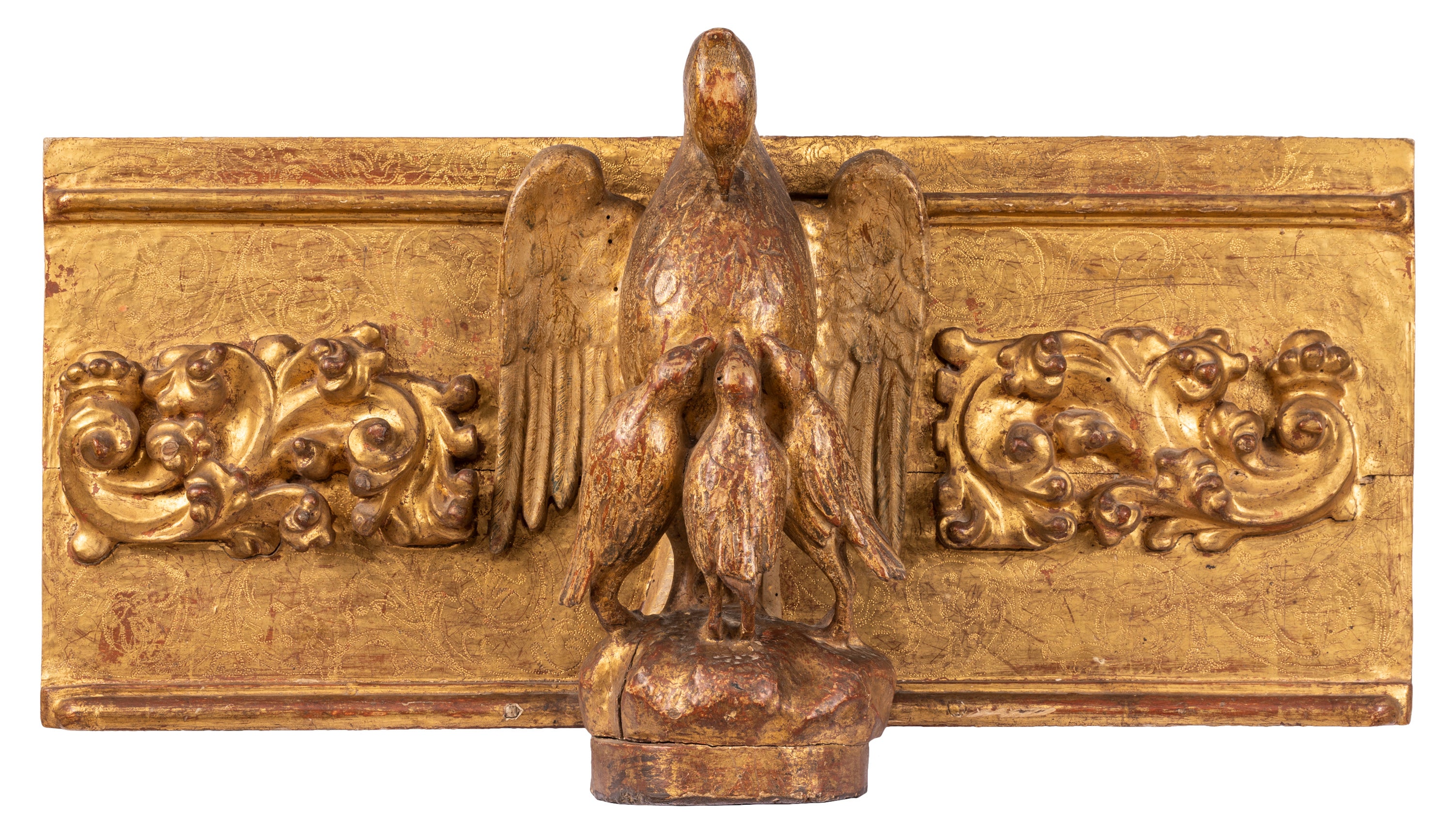 Scultura religiosa del XVIII secolo in legno dorato con pellicano che nutre i pulcini eucaristici in vendita