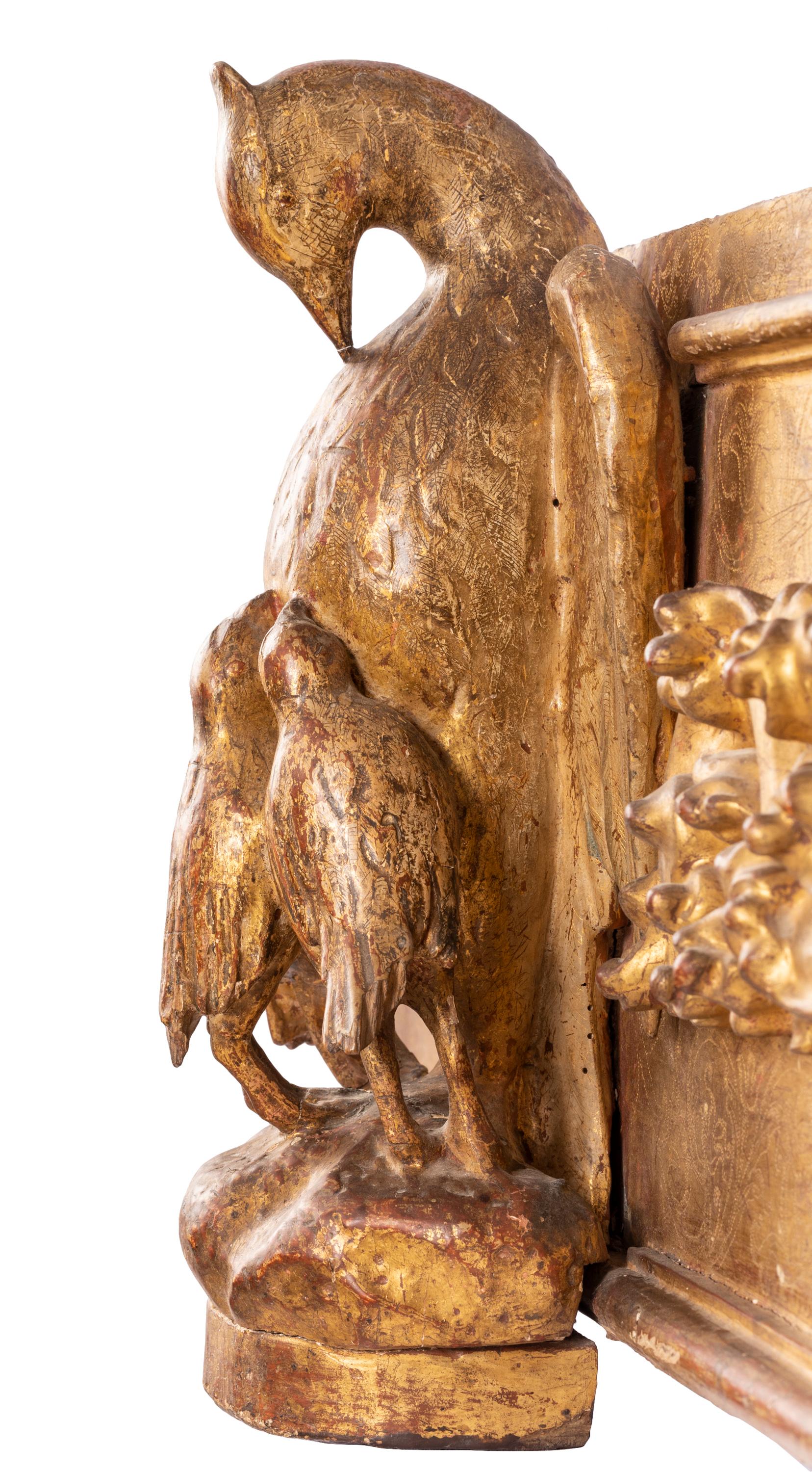 Barocco Scultura religiosa del XVIII secolo in legno dorato con pellicano che nutre i pulcini eucaristici in vendita