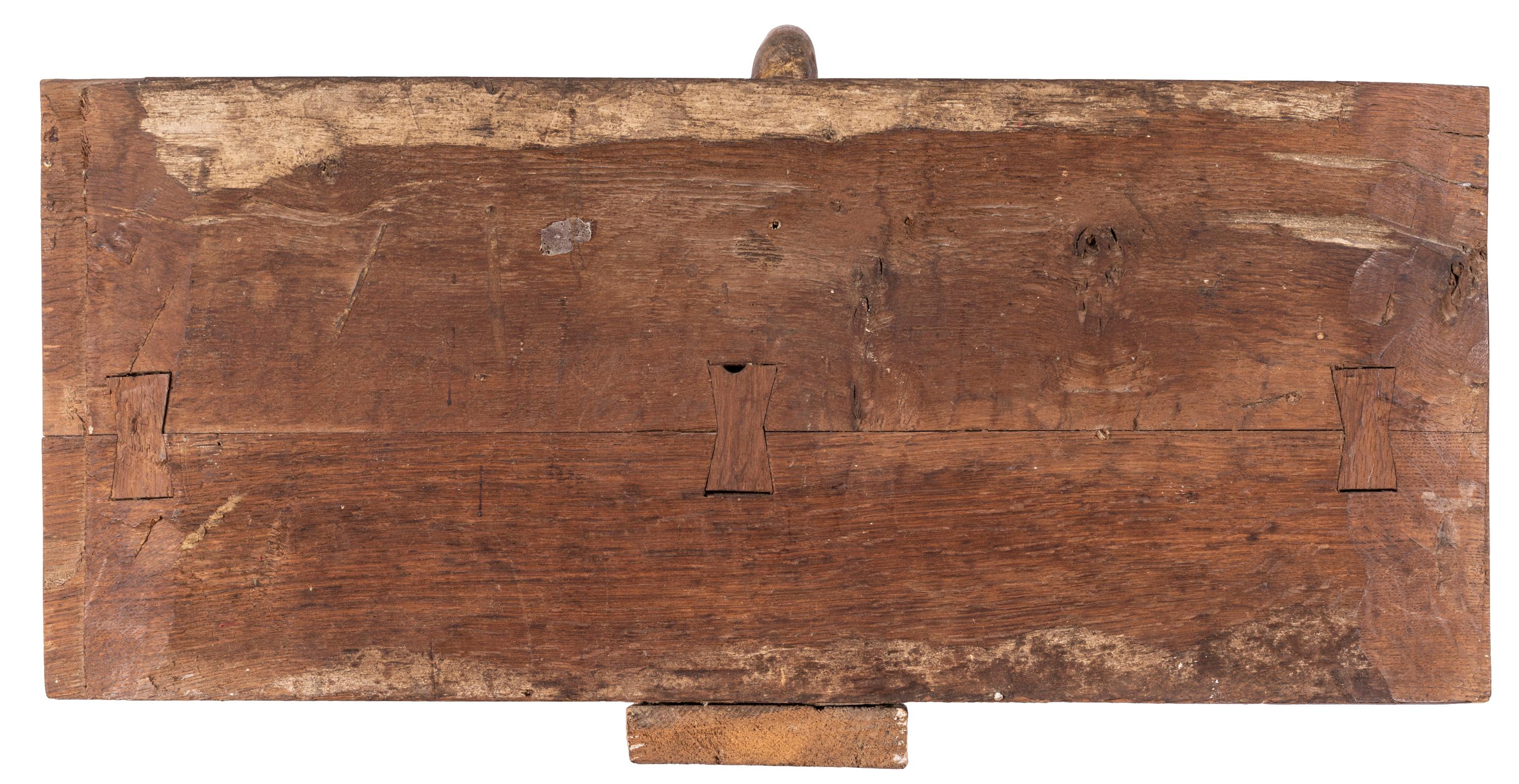 Scultura religiosa del XVIII secolo in legno dorato con pellicano che nutre i pulcini eucaristici in vendita 1