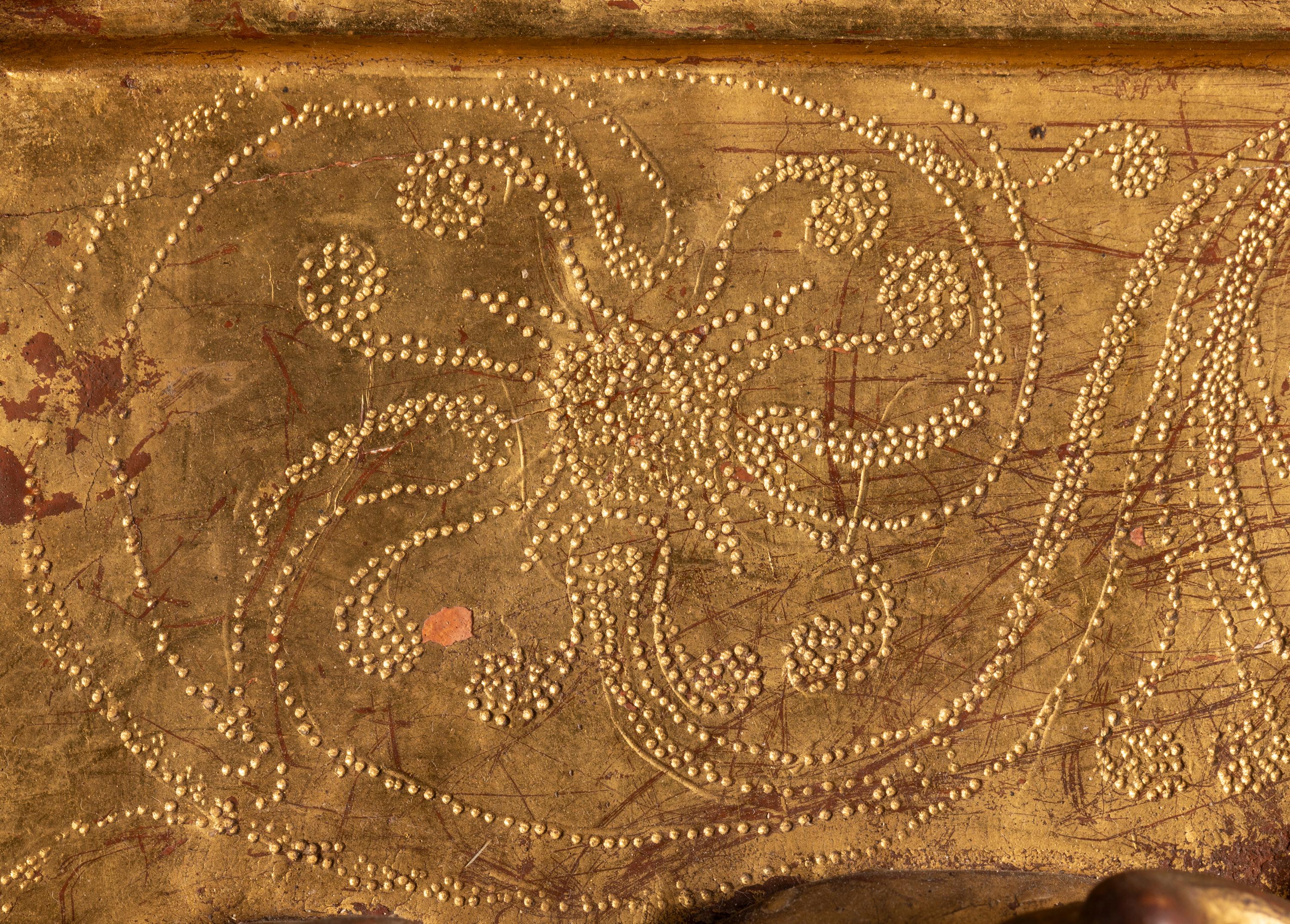 Gesso Scultura religiosa del XVIII secolo in legno dorato con pellicano che nutre i pulcini eucaristici in vendita