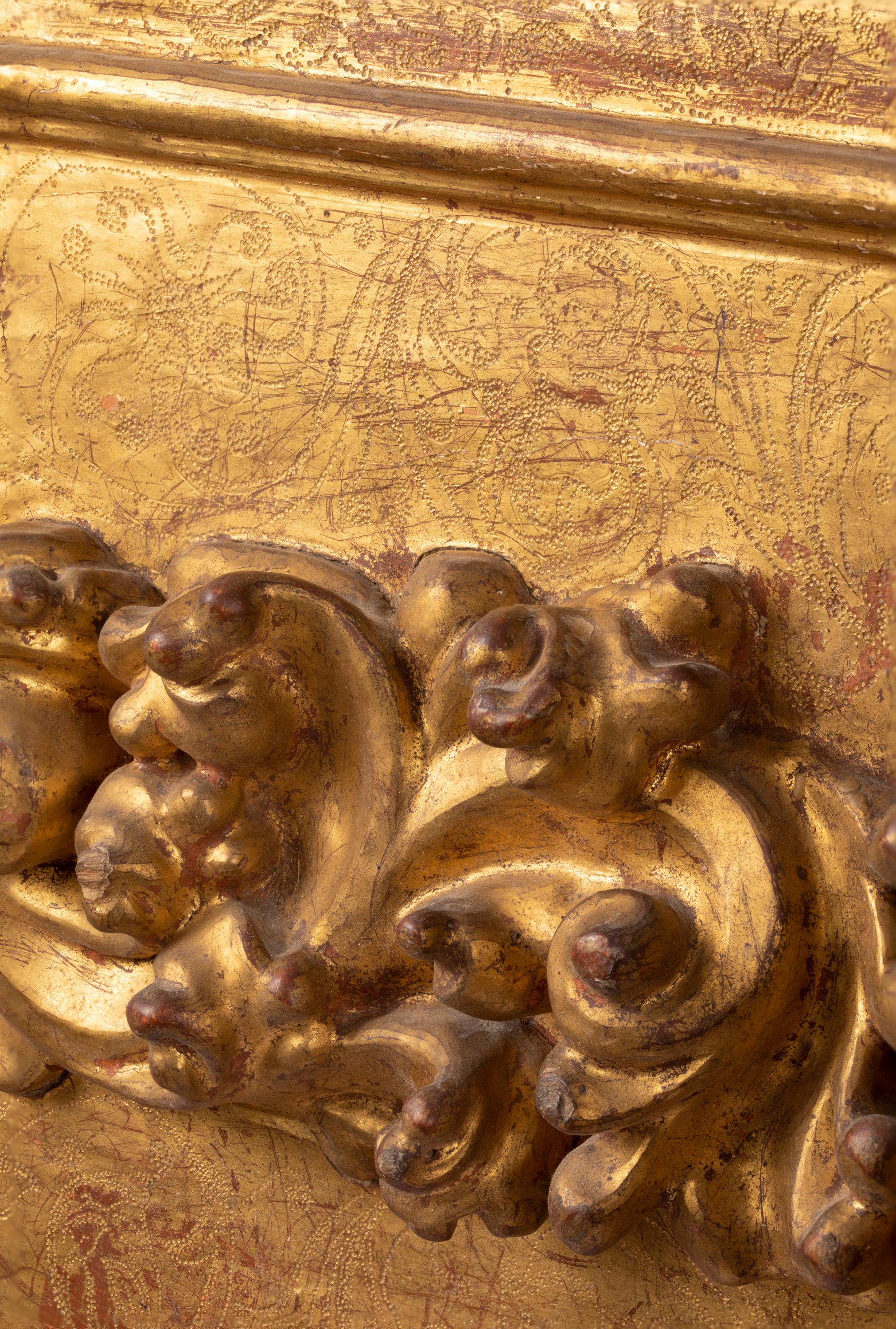Scultura religiosa del XVIII secolo in legno dorato con pellicano che nutre i pulcini eucaristici In condizioni buone in vendita a Madrid, ES
