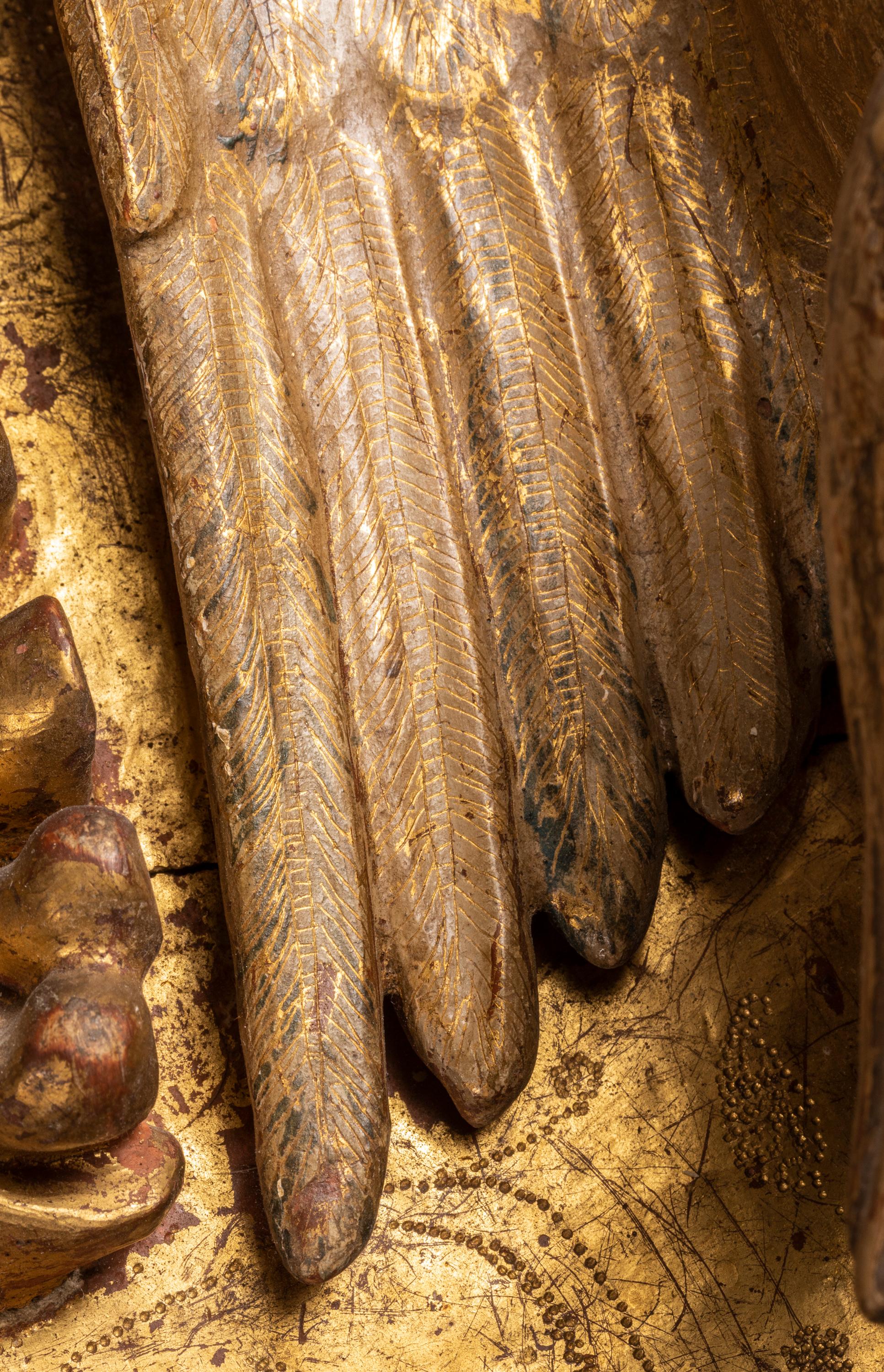 Intagliato Scultura religiosa del XVIII secolo in legno dorato con pellicano che nutre i pulcini eucaristici in vendita