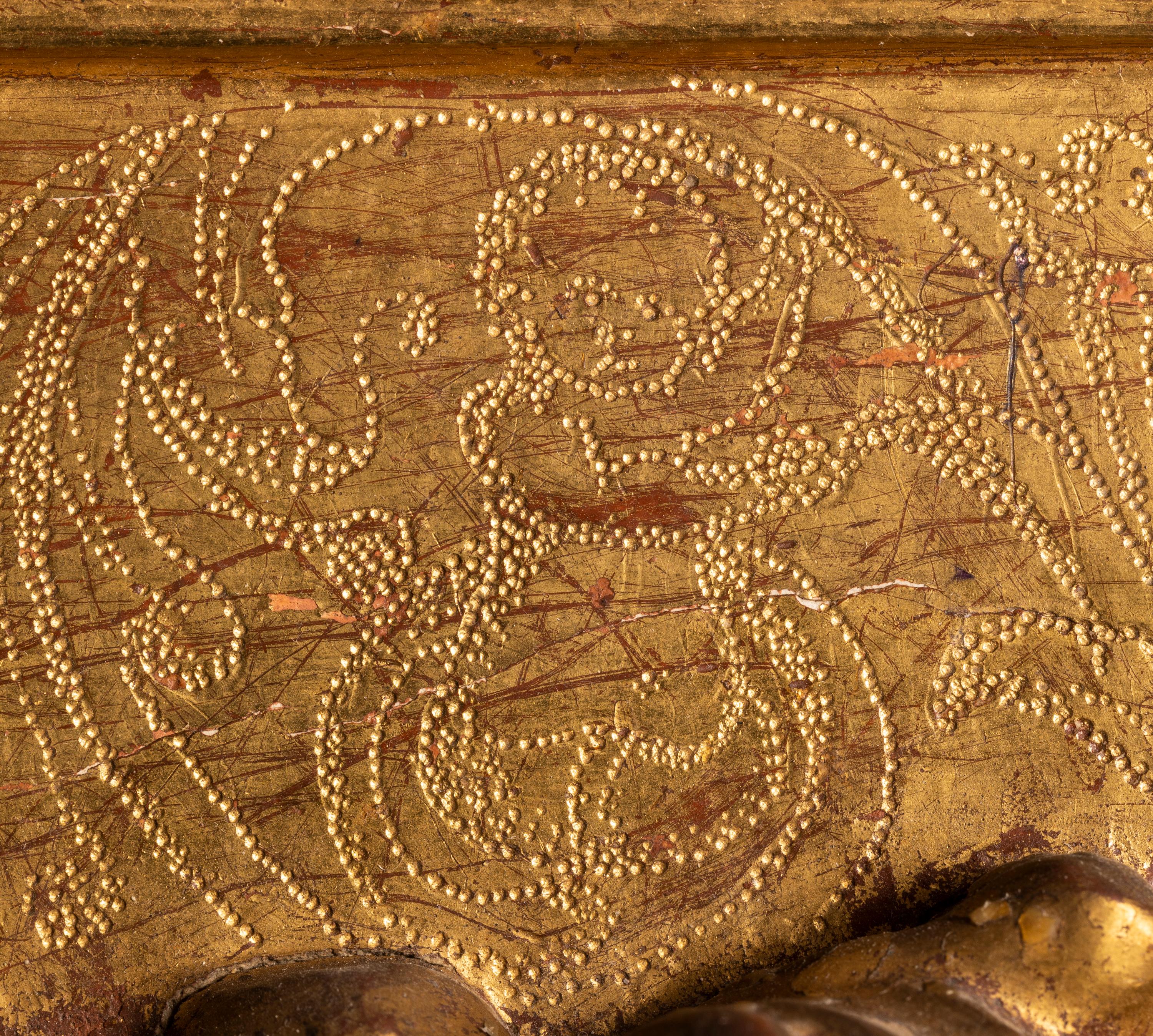 Fino al XVIII secolo Scultura religiosa del XVIII secolo in legno dorato con pellicano che nutre i pulcini eucaristici in vendita