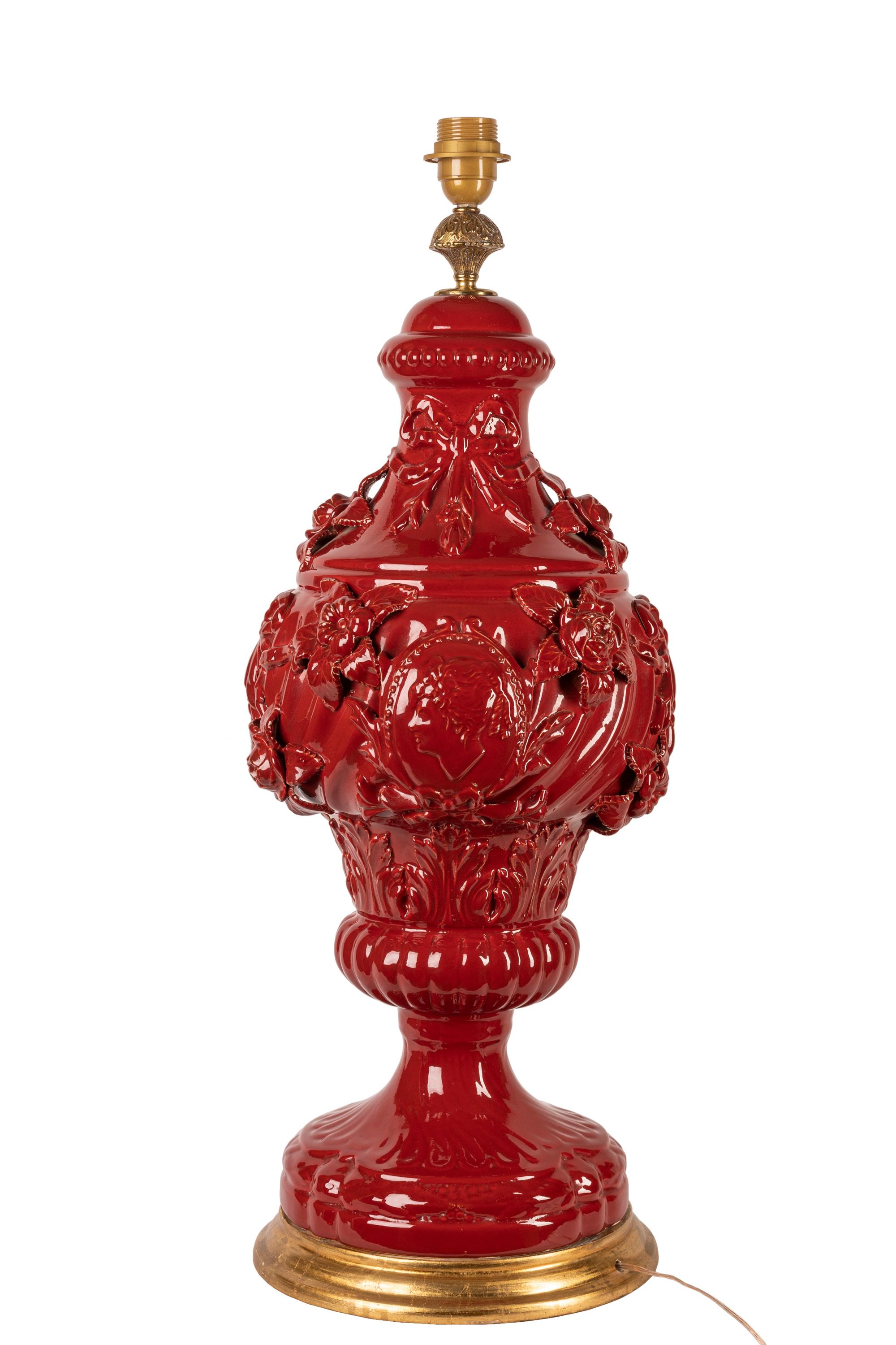 Espagnol Grande lampe de table vintage du milieu du siècle en céramique espagnole, glaçure rouge vif, Manises en vente