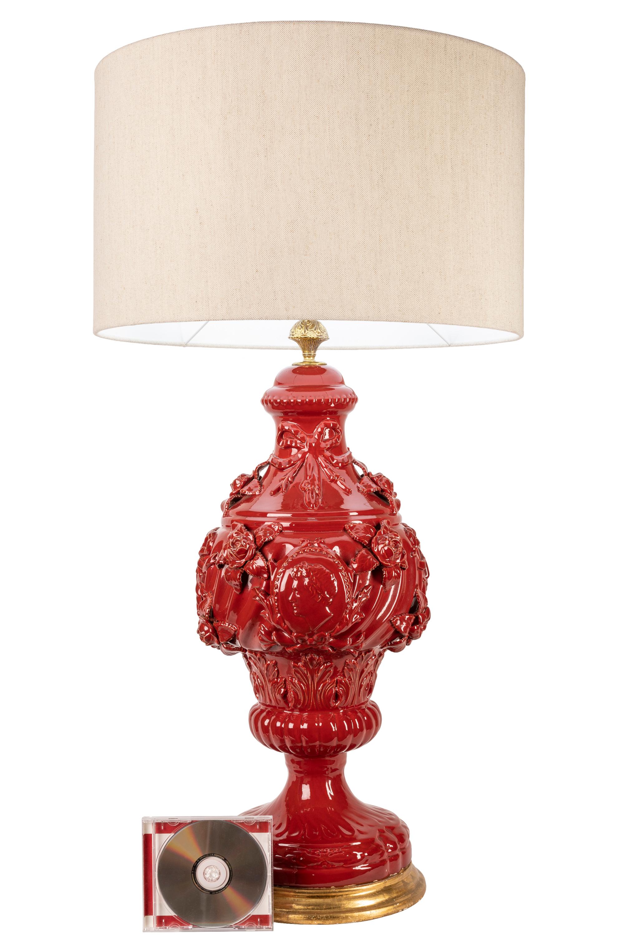 Vernissé Grande lampe de table vintage du milieu du siècle en céramique espagnole, glaçure rouge vif, Manises en vente