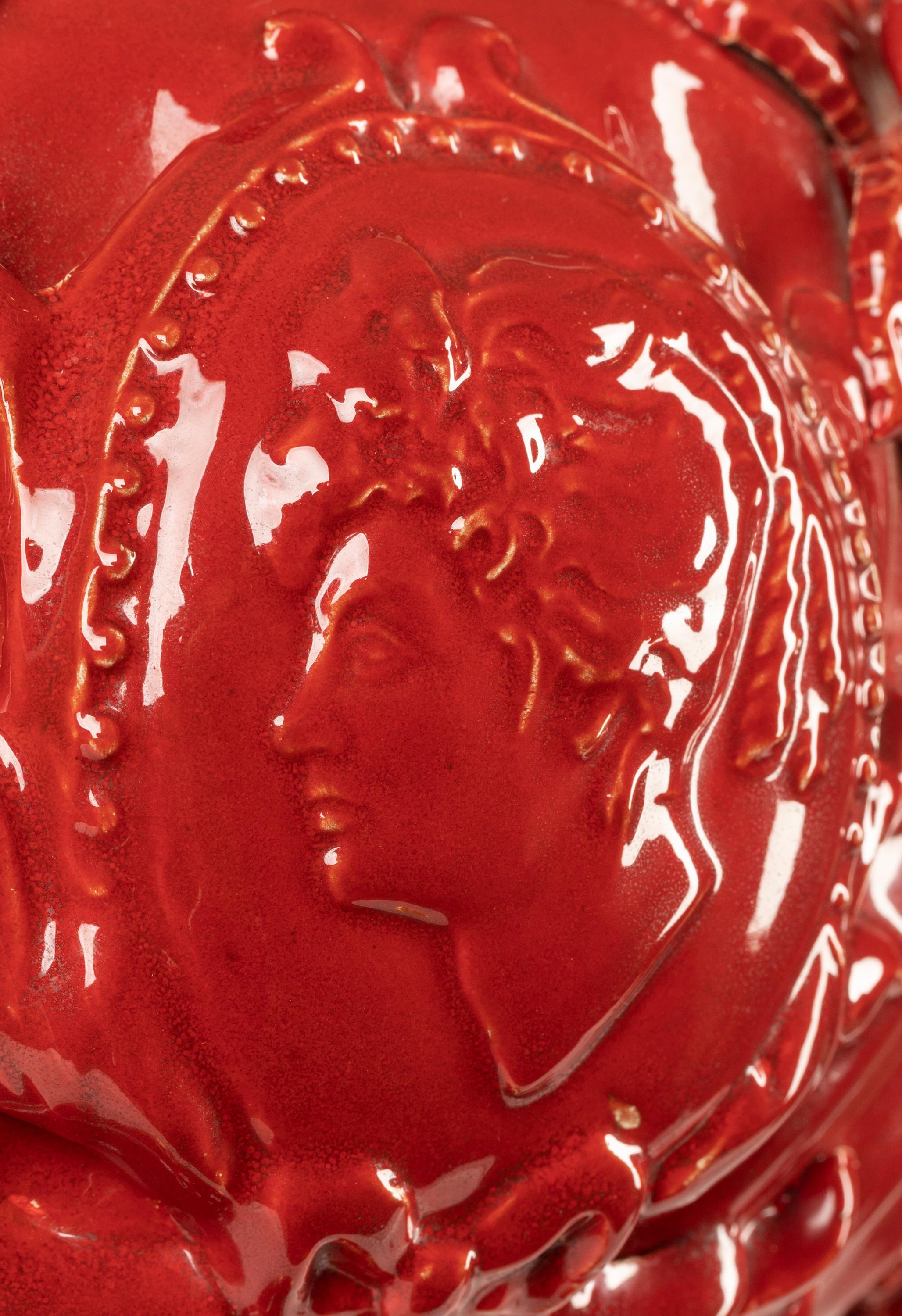 20ième siècle Grande lampe de table vintage du milieu du siècle en céramique espagnole, glaçure rouge vif, Manises en vente