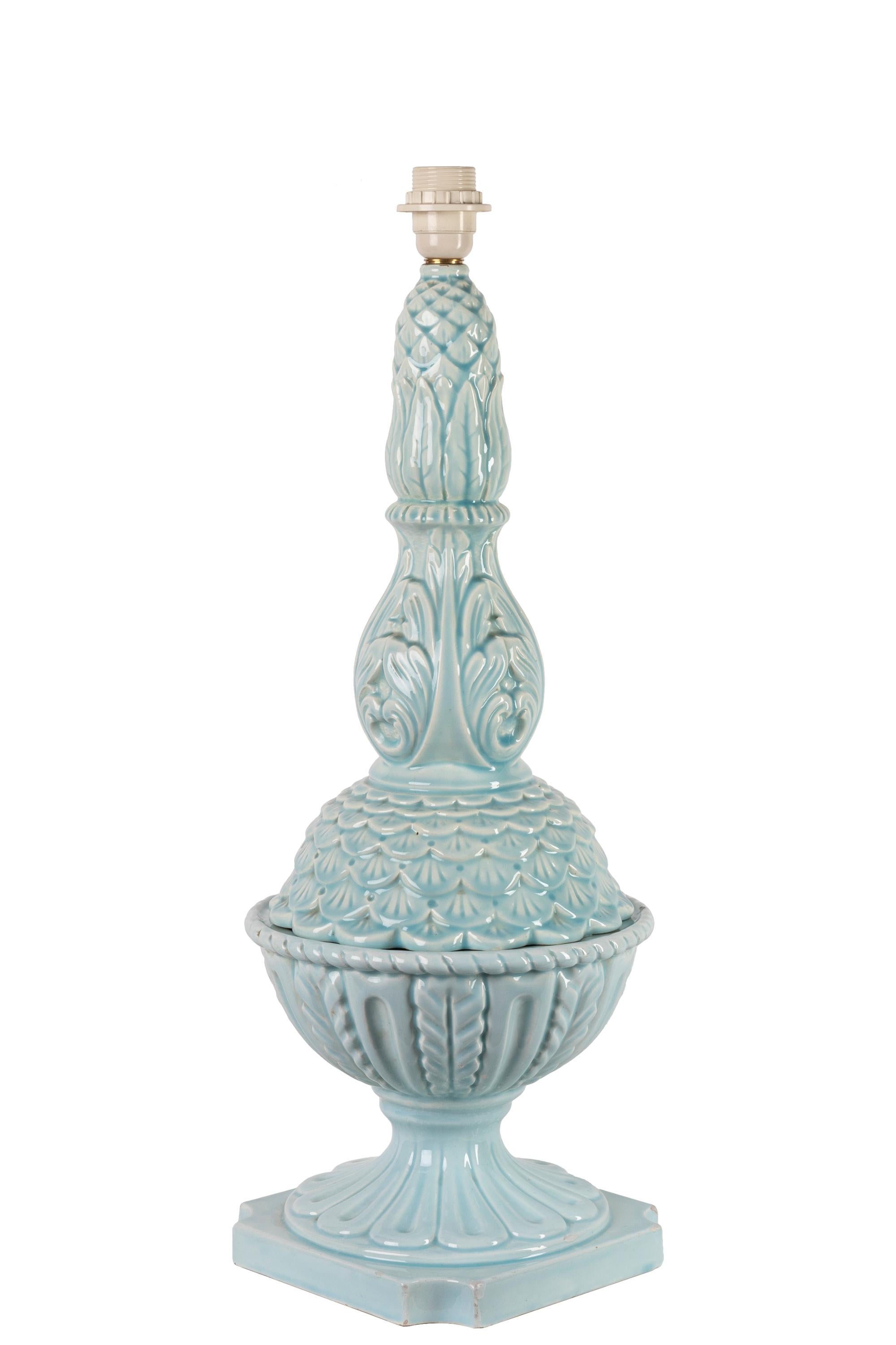 Espagnol Grande lampe de table en céramique espagnole du milieu du siècle, glaçure bleu aquatique, néoclassique en vente