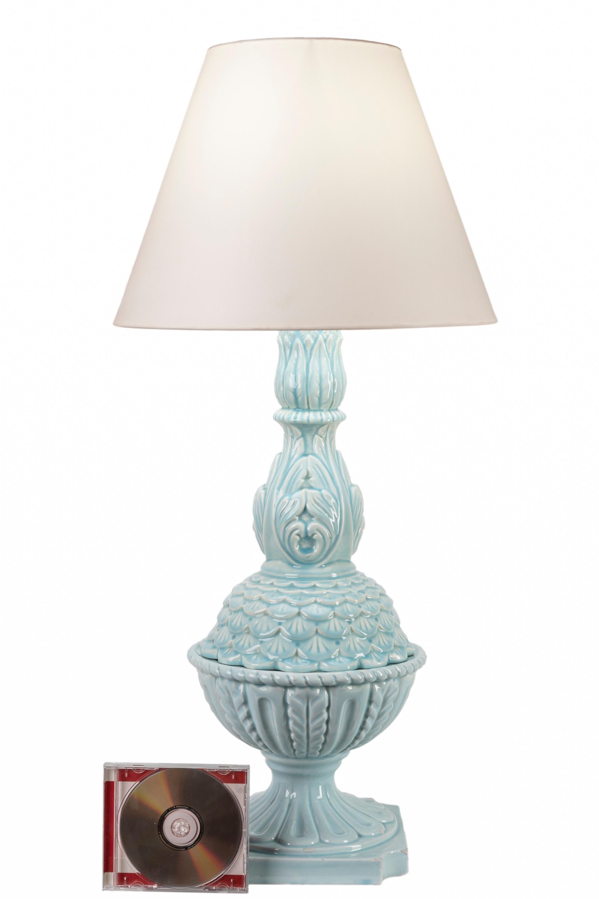 Mid-Century Modern Grande lampe de table en céramique espagnole du milieu du siècle, glaçure bleu aquatique, néoclassique en vente