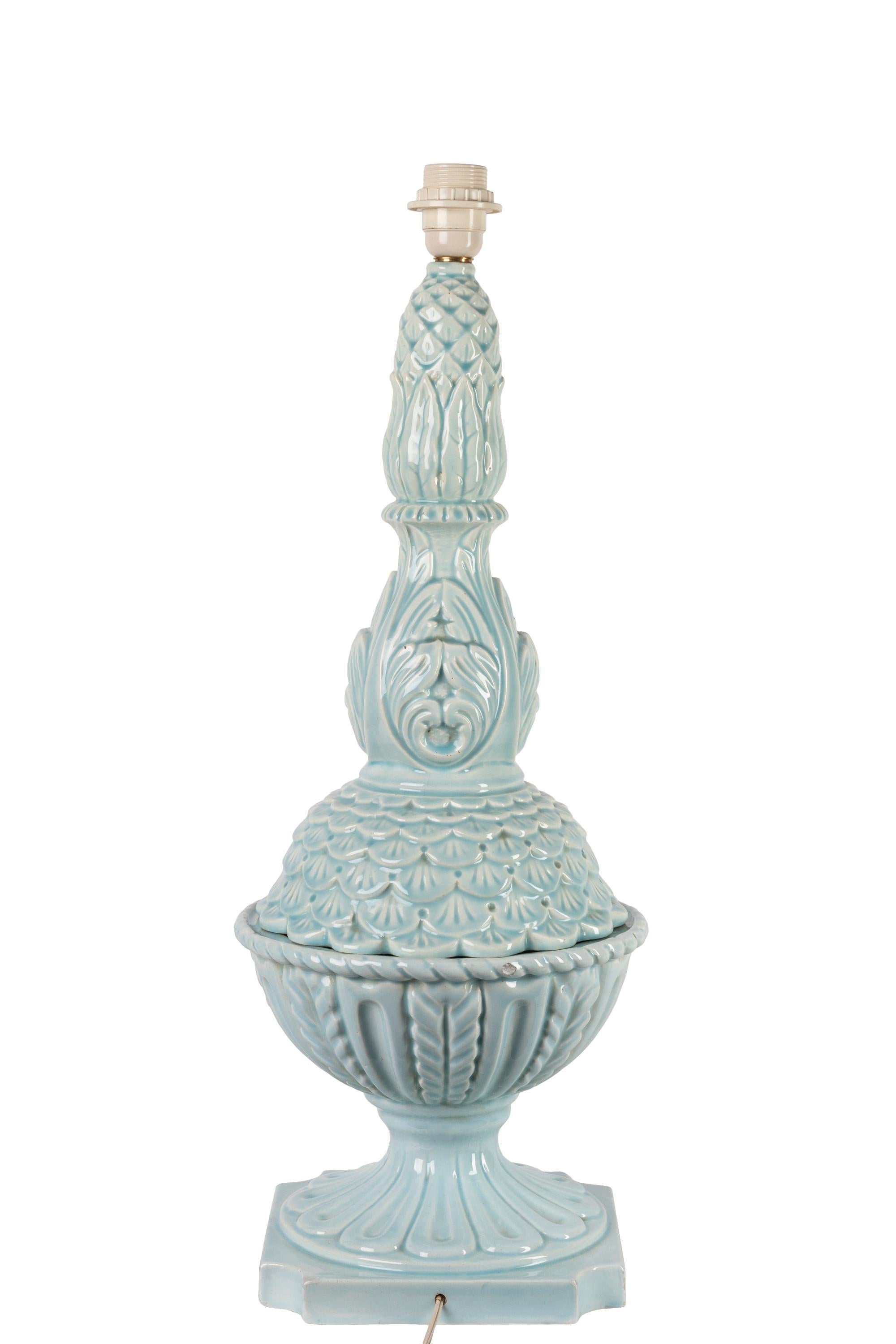 Vernissé Grande lampe de table en céramique espagnole du milieu du siècle, glaçure bleu aquatique, néoclassique en vente