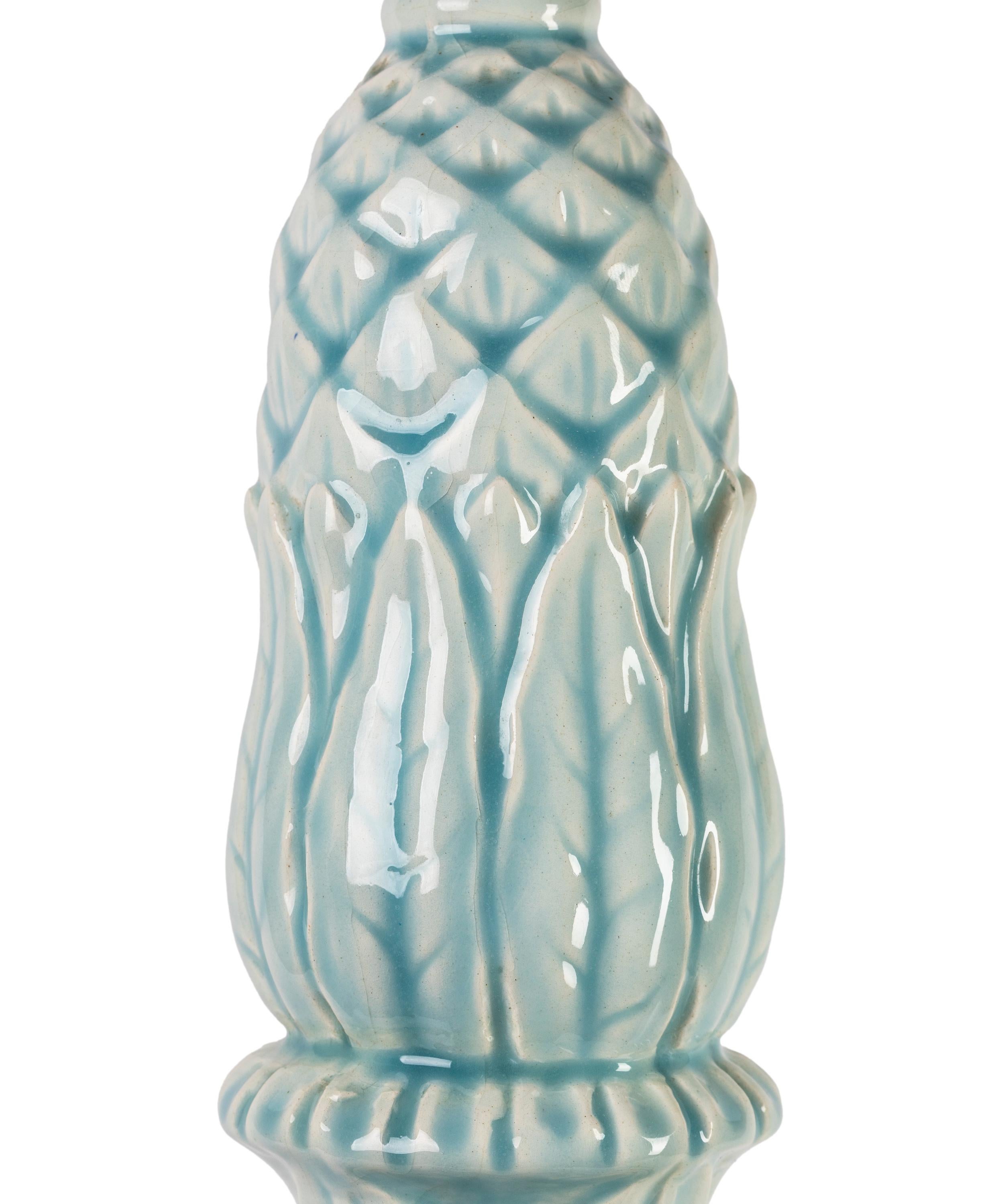 20ième siècle Grande lampe de table en céramique espagnole du milieu du siècle, glaçure bleu aquatique, néoclassique en vente