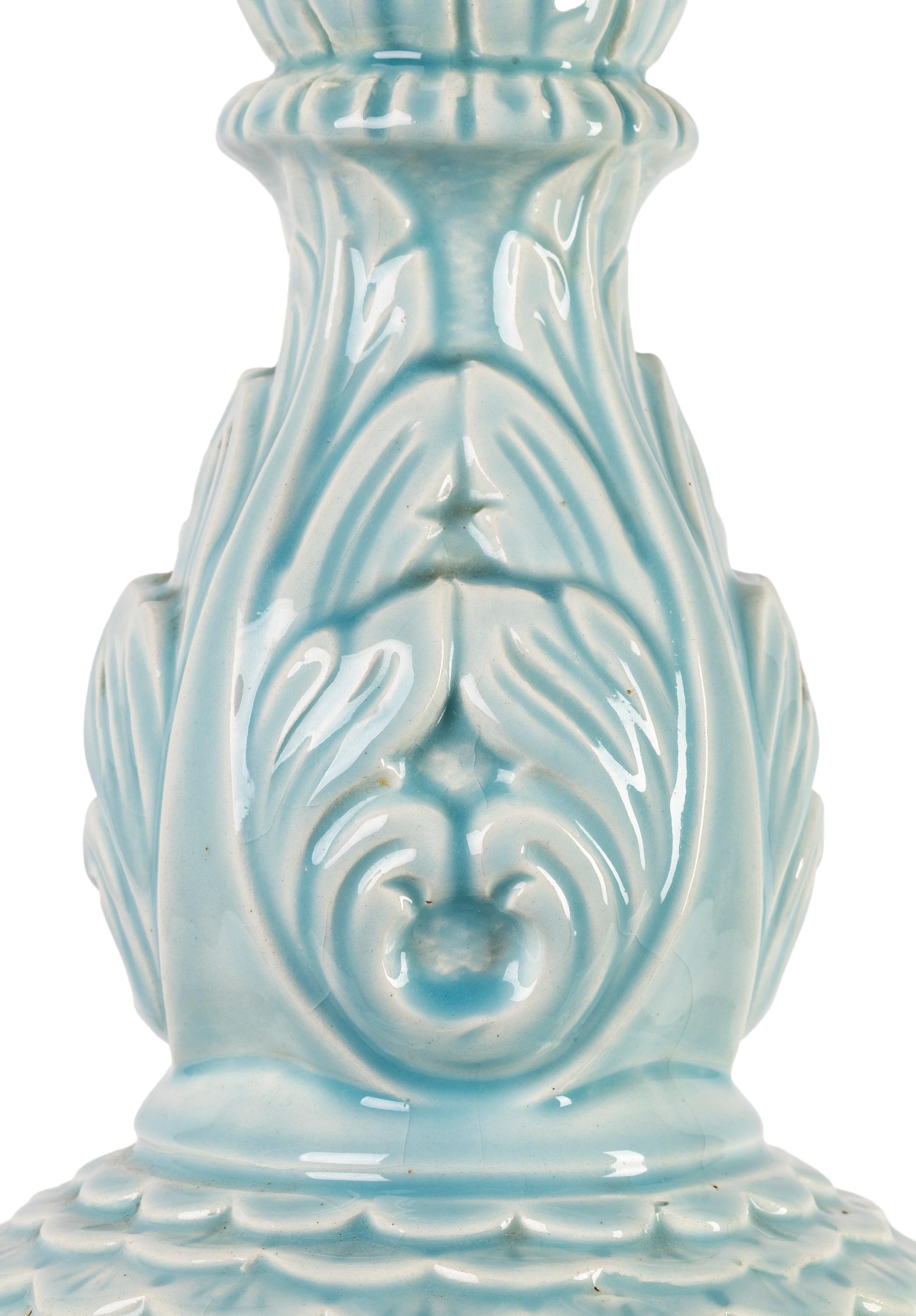Grande lampe de table en céramique espagnole du milieu du siècle, glaçure bleu aquatique, néoclassique Bon état - En vente à Madrid, ES