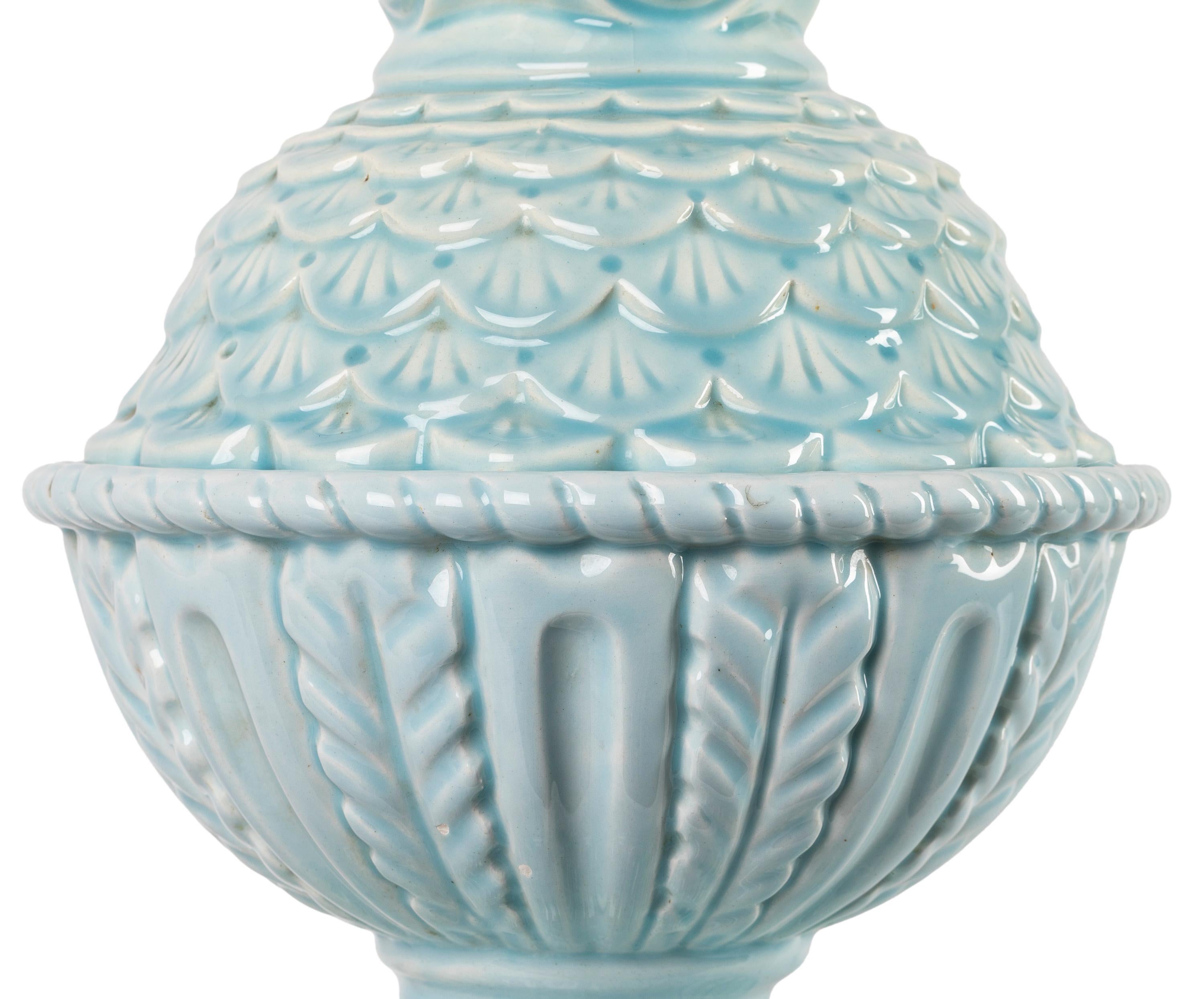 Céramique Grande lampe de table en céramique espagnole du milieu du siècle, glaçure bleu aquatique, néoclassique en vente