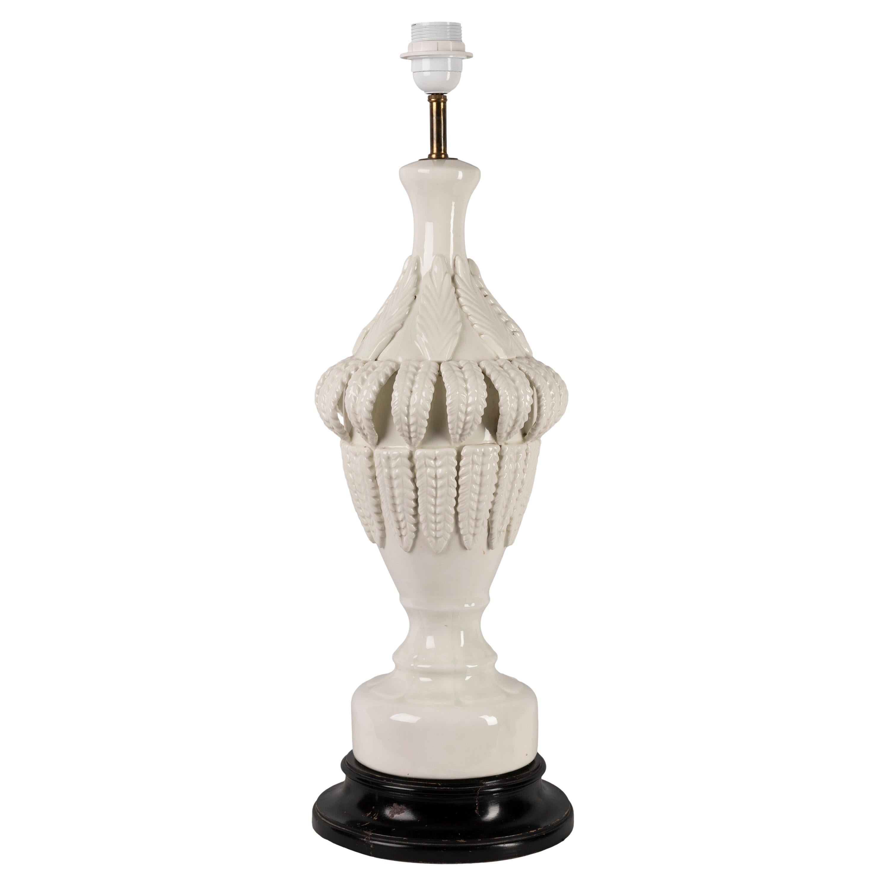 Lampe de table en céramique espagnole des années 1960, motif végétal élégant, glaçure blanche, Manisès en vente