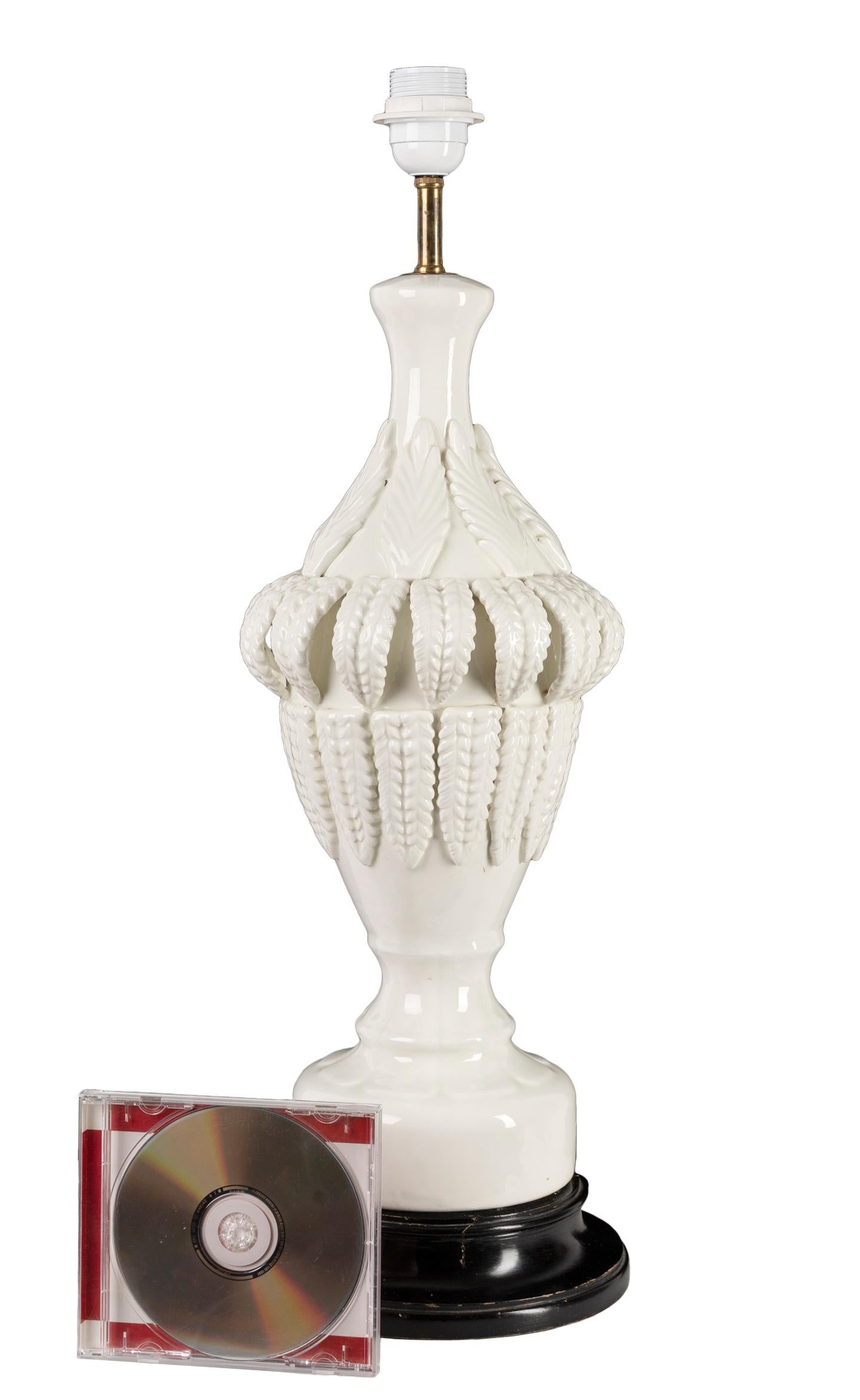 Mid-Century Modern Lampe de table en céramique espagnole des années 1960, motif végétal élégant, glaçure blanche, Manisès en vente