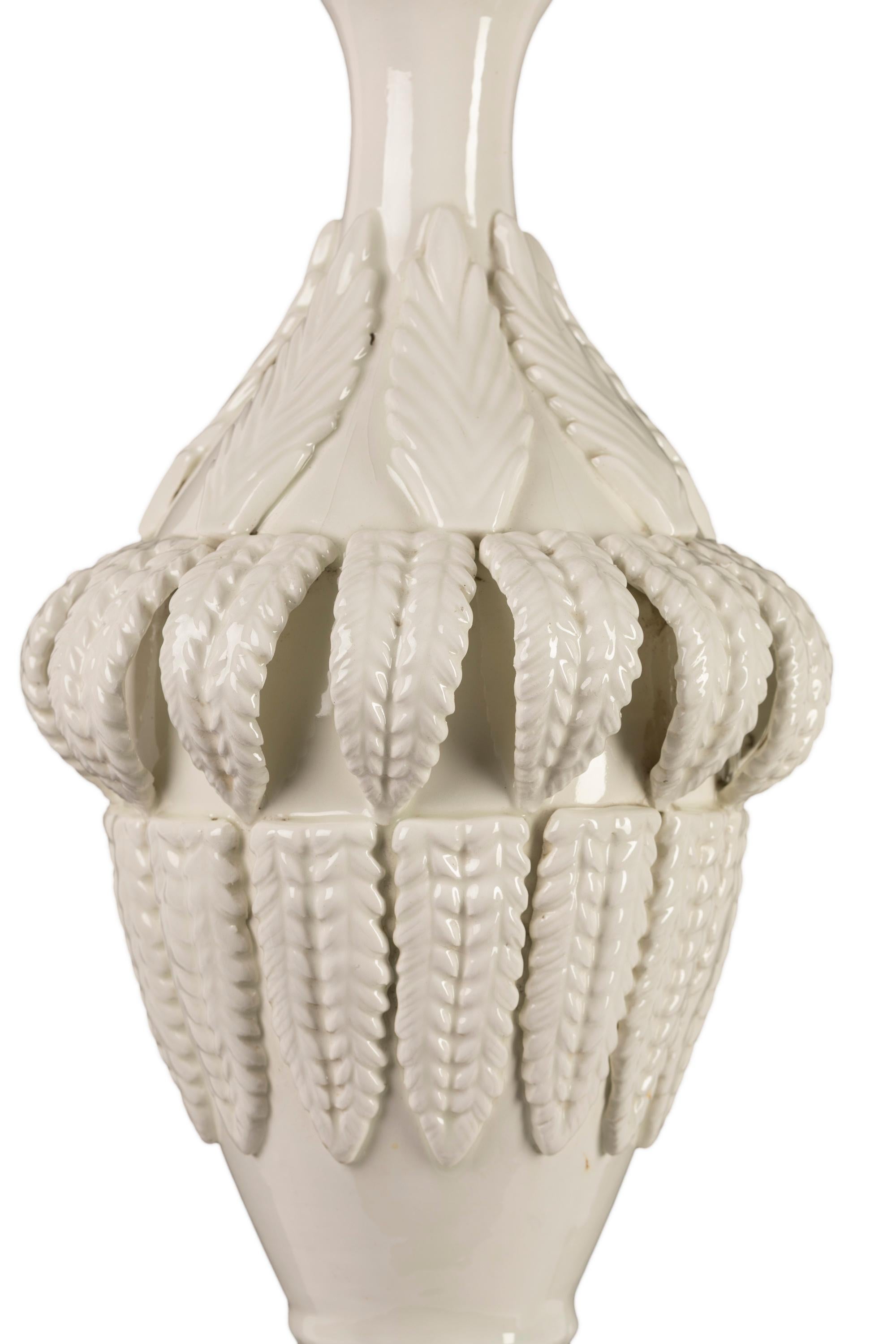 Espagnol Lampe de table en céramique espagnole des années 1960, motif végétal élégant, glaçure blanche, Manisès en vente
