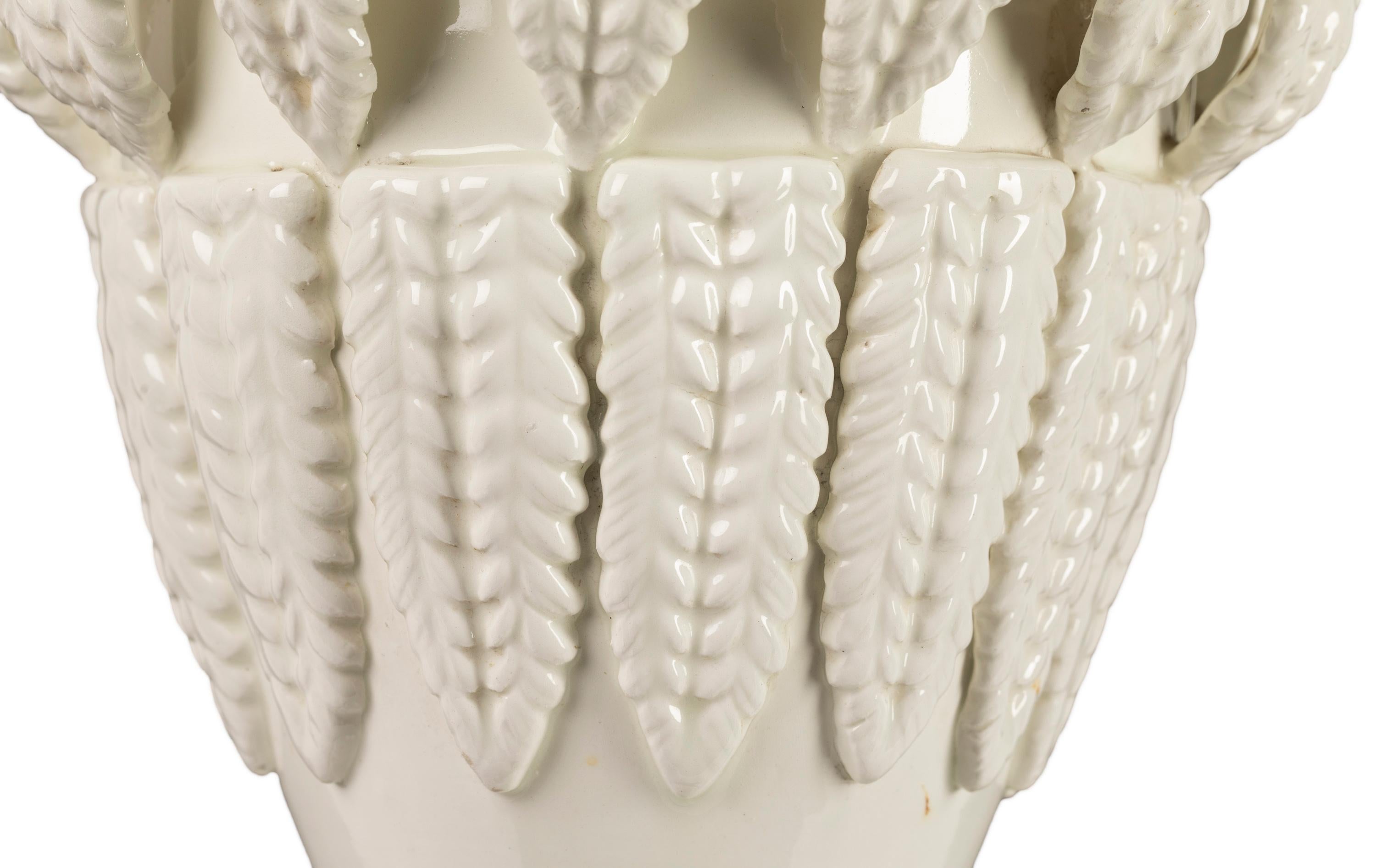 Lampe de table en céramique espagnole des années 1960, motif végétal élégant, glaçure blanche, Manisès Bon état - En vente à Madrid, ES
