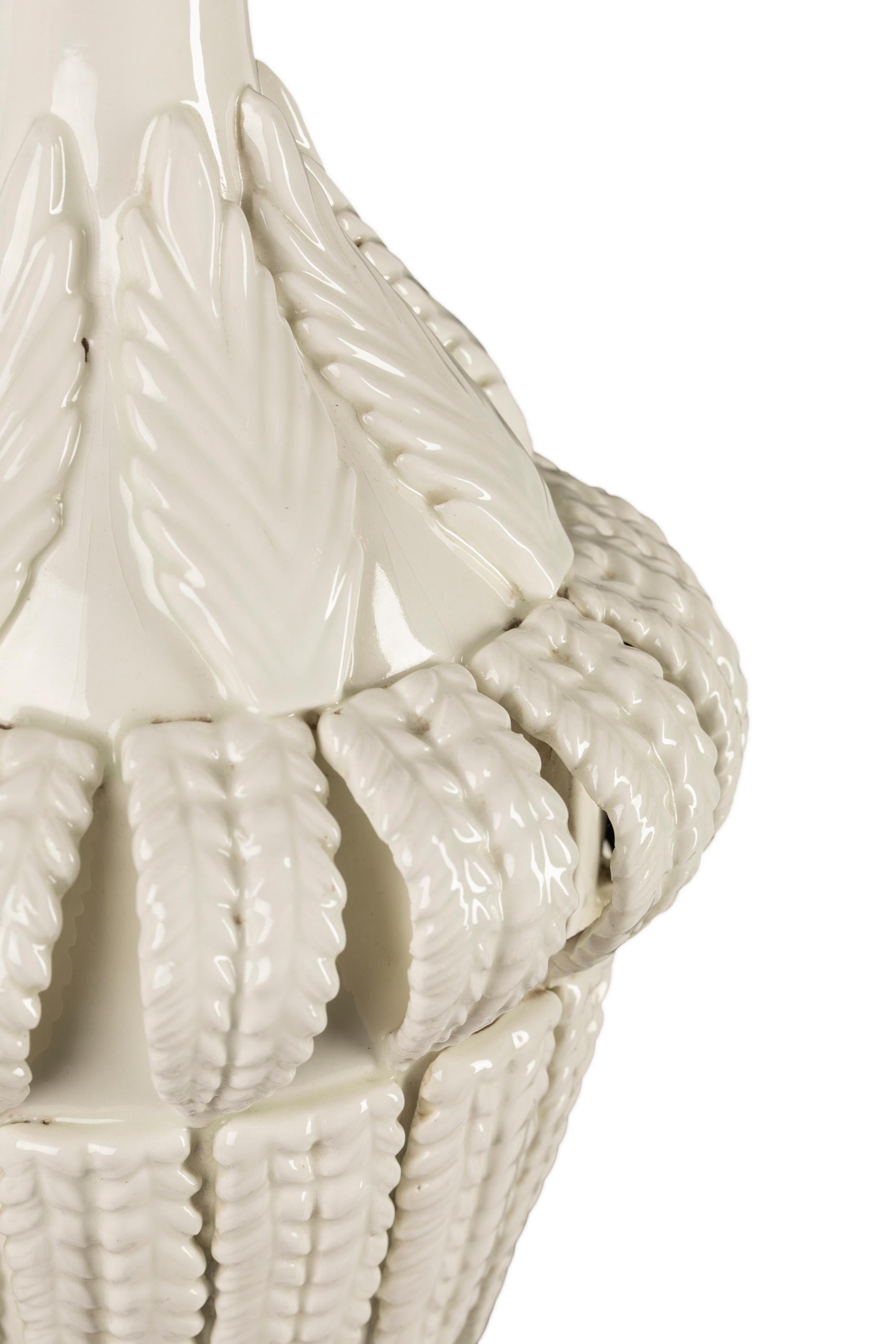 Vernissé Lampe de table en céramique espagnole des années 1960, motif végétal élégant, glaçure blanche, Manisès en vente