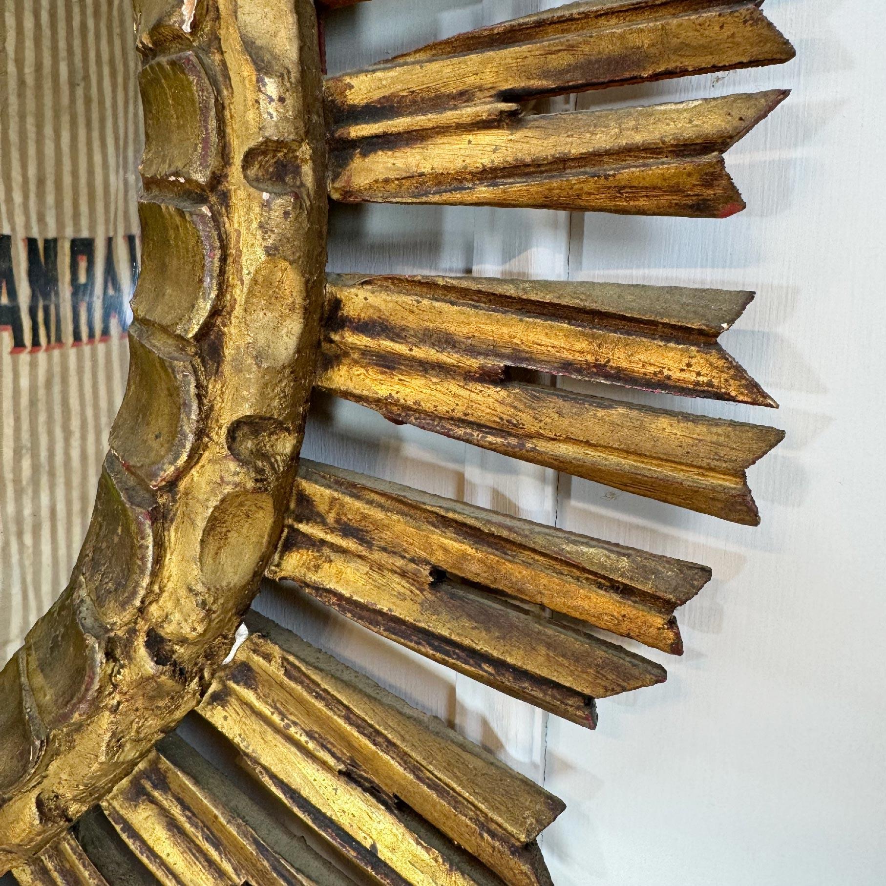Baroque Miroir en bois doré en forme de soleil Circa 1900 en vente