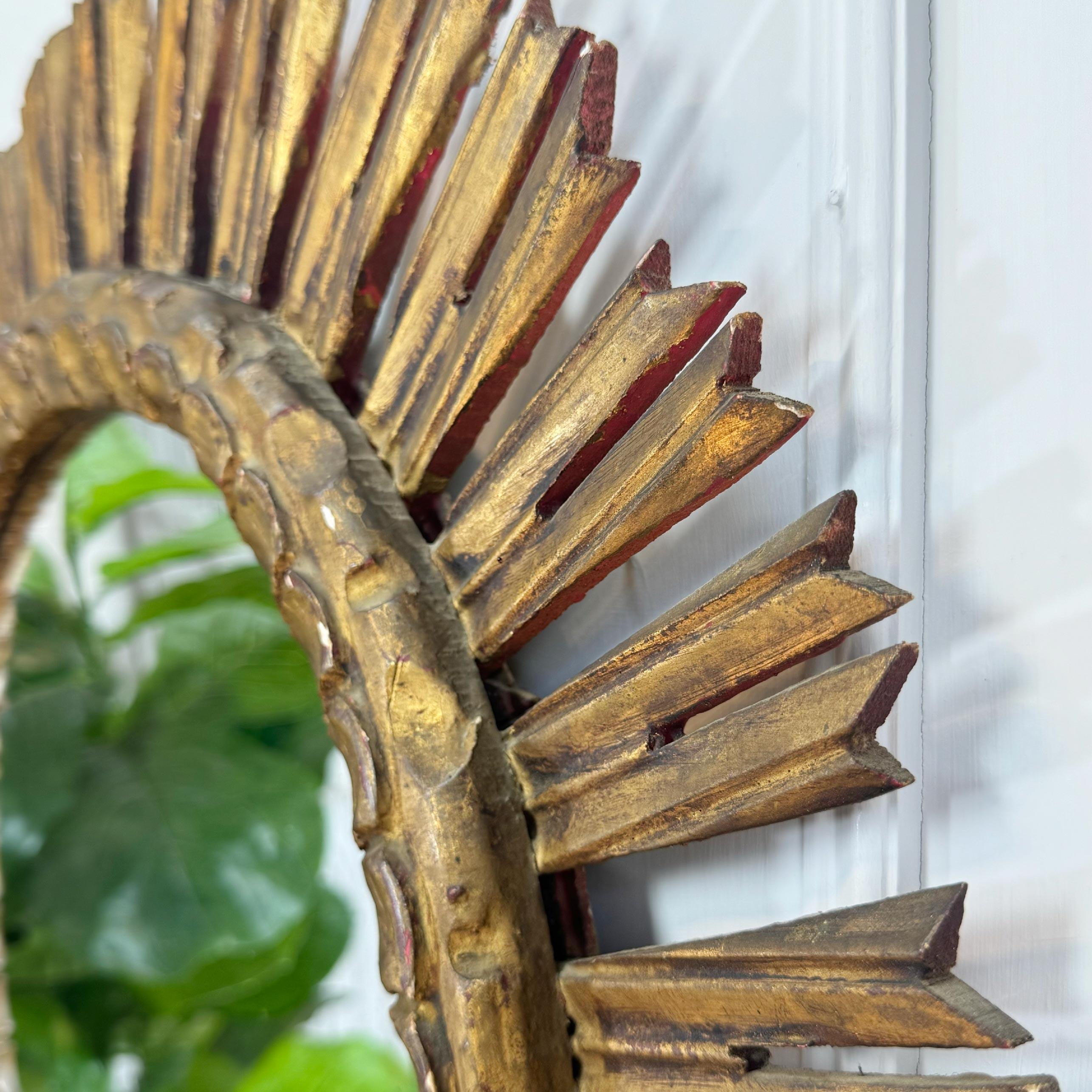 Bois Miroir en bois doré en forme de soleil Circa 1900 en vente