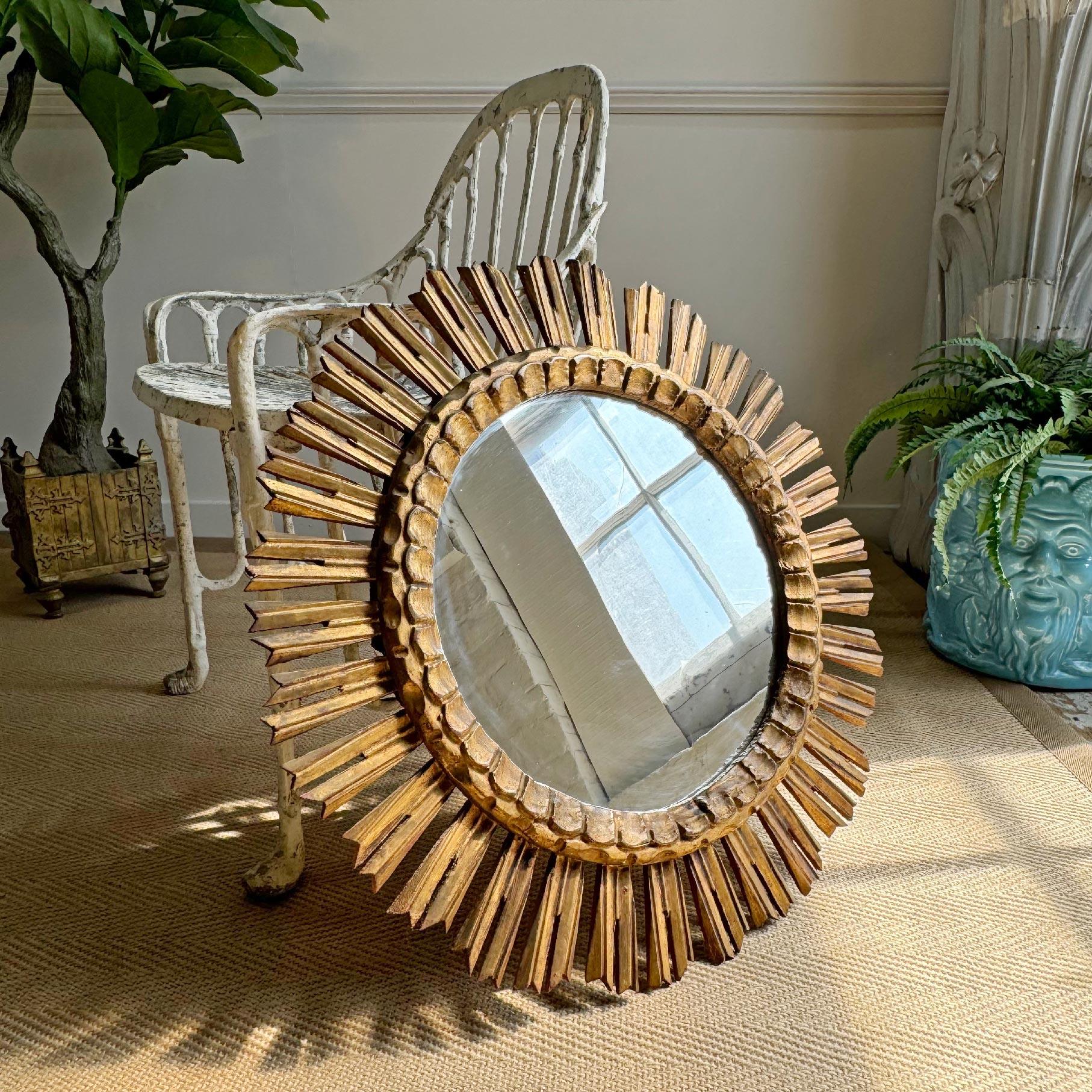 italien Miroir en bois doré en forme de soleil Circa 1900 en vente