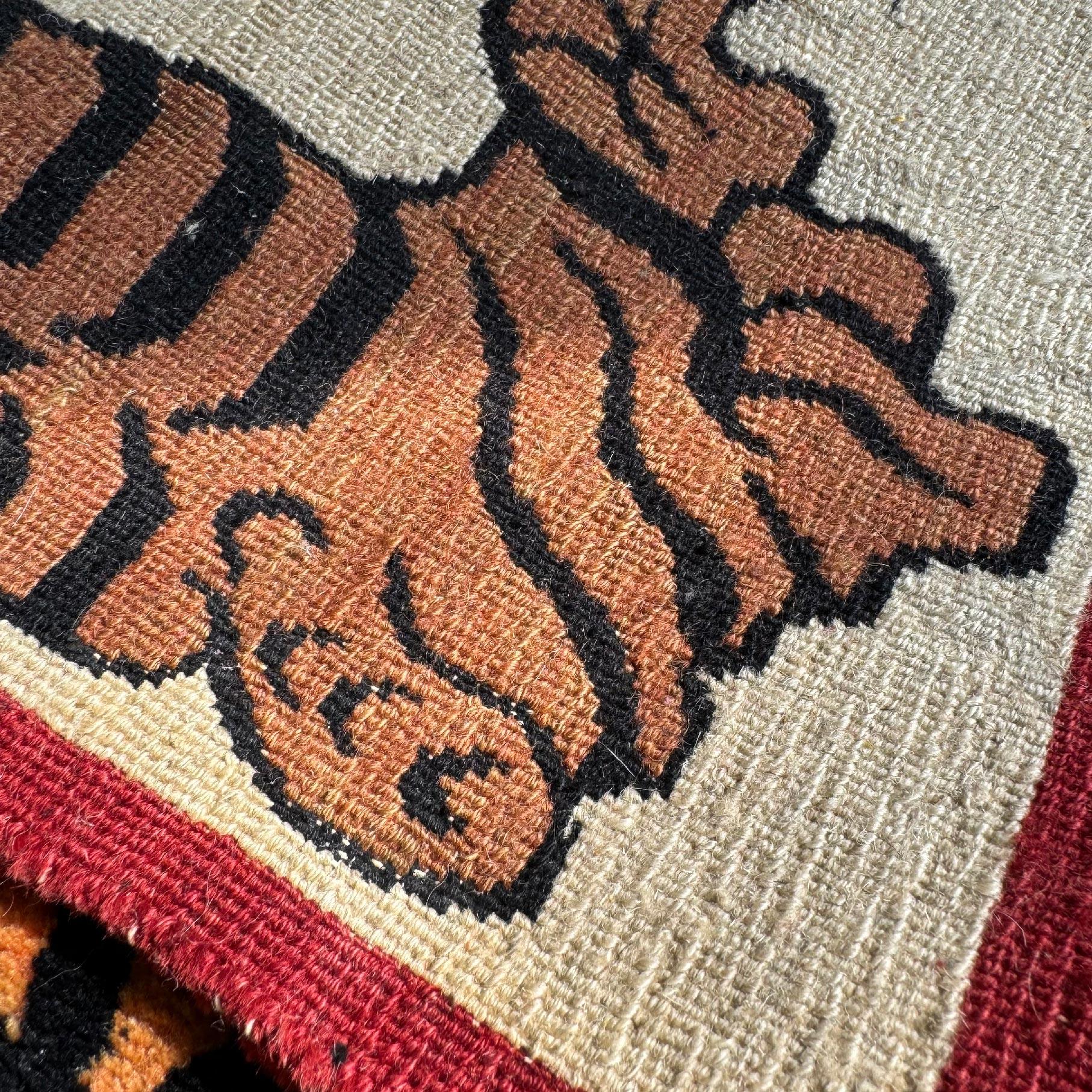 Tapis tigré tibétain en laine tissé à la main, années 1950 en vente 8