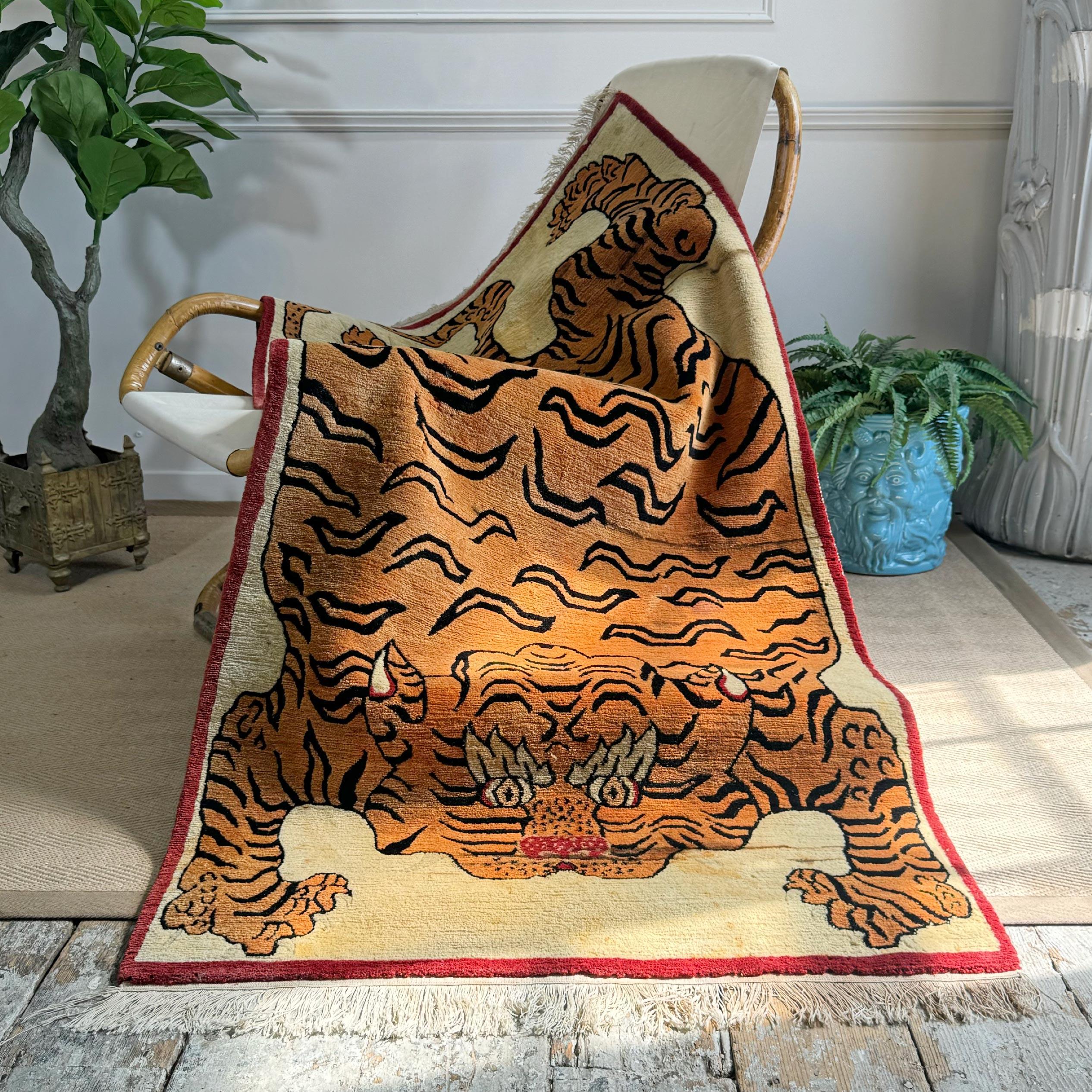 Un superbe tapis tibétain tissé à la main, datant des années 1950. Ce tapis de laine tissé à la main est souvent imité, mais jamais égalé. Pièce emblématique du design et de l'artisanat orientaux, ce tapis tibétain original a été tissé à la main par