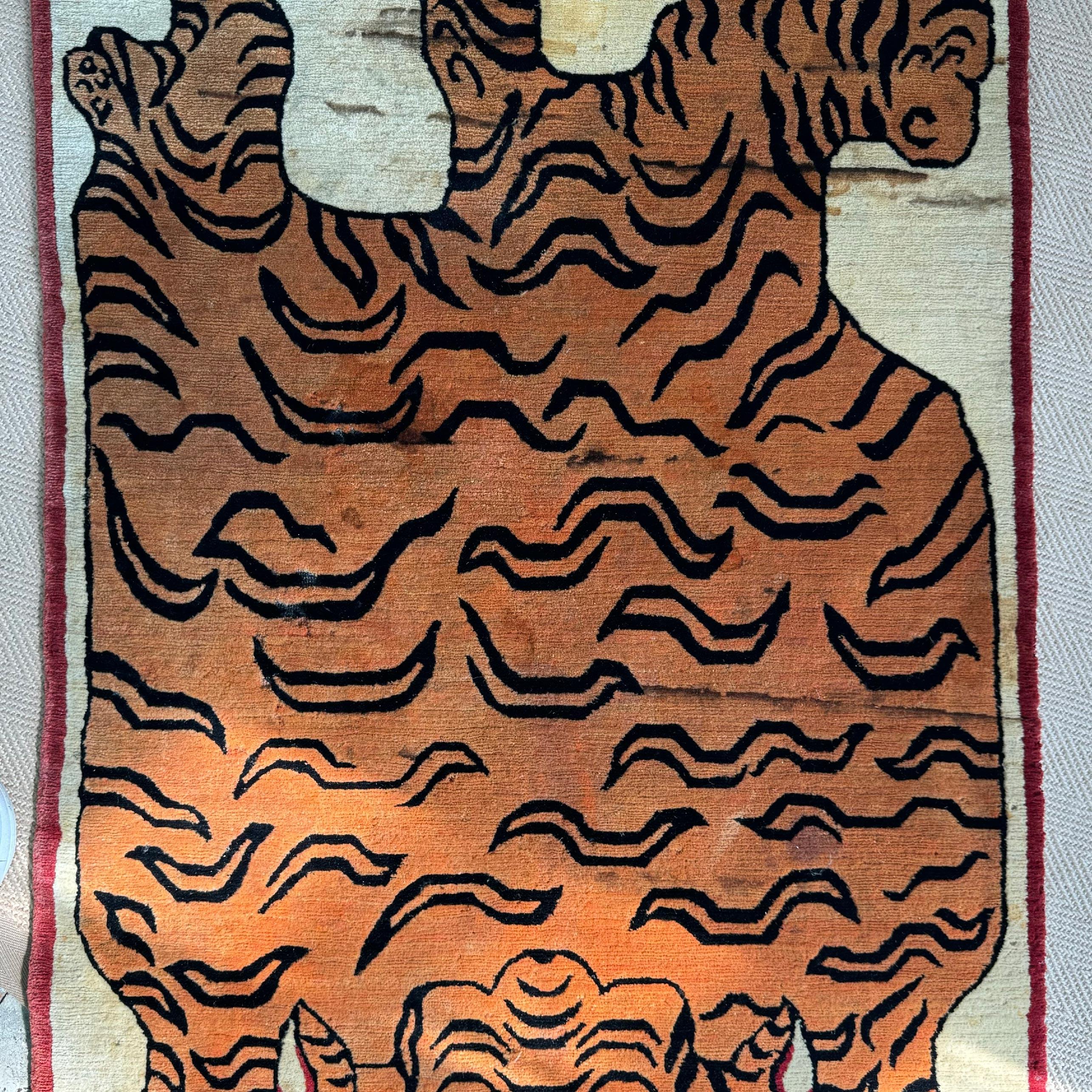 Tapis tigré tibétain en laine tissé à la main, années 1950 Bon état - En vente à Hastings, GB