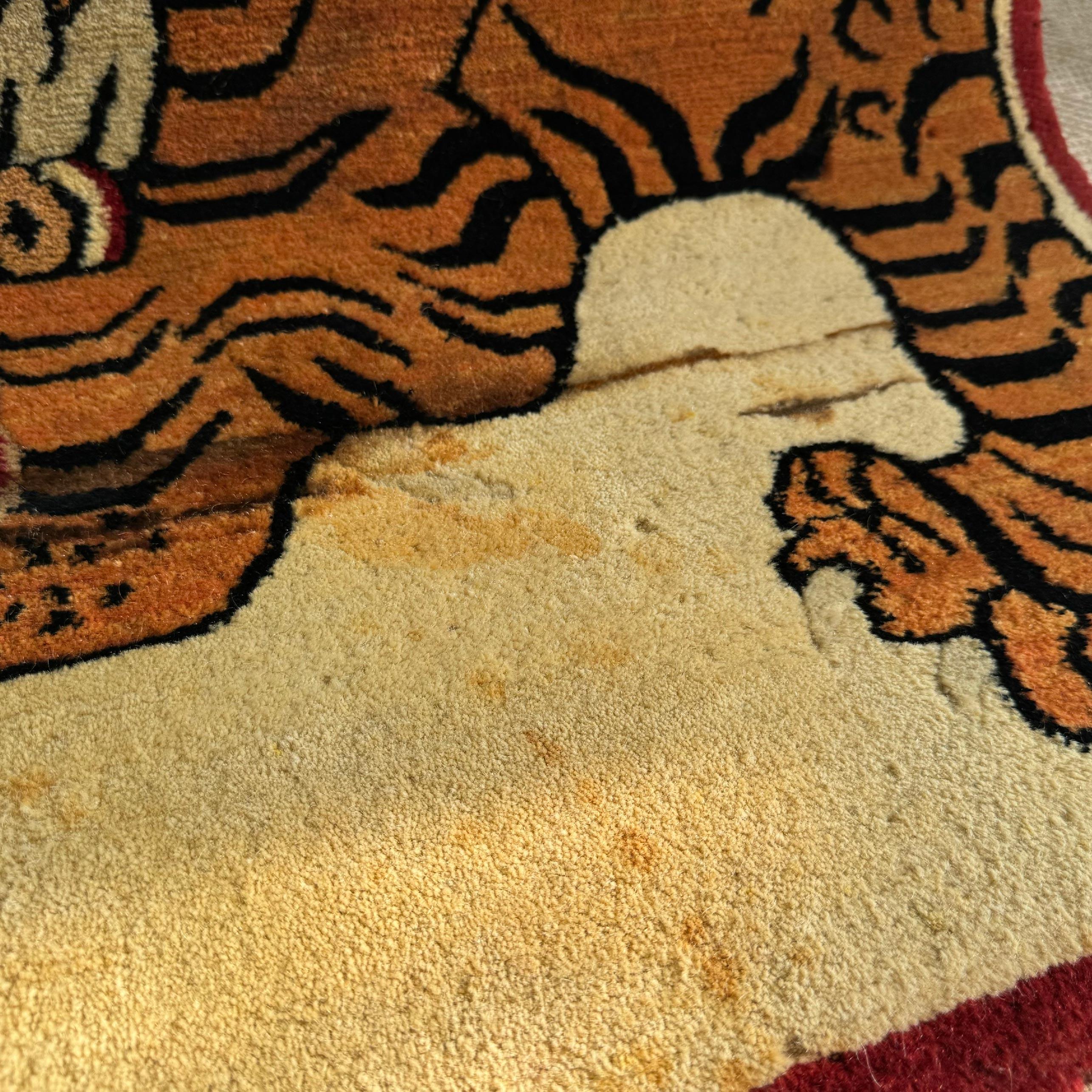 Tapis tigré tibétain en laine tissé à la main, années 1950 en vente 2