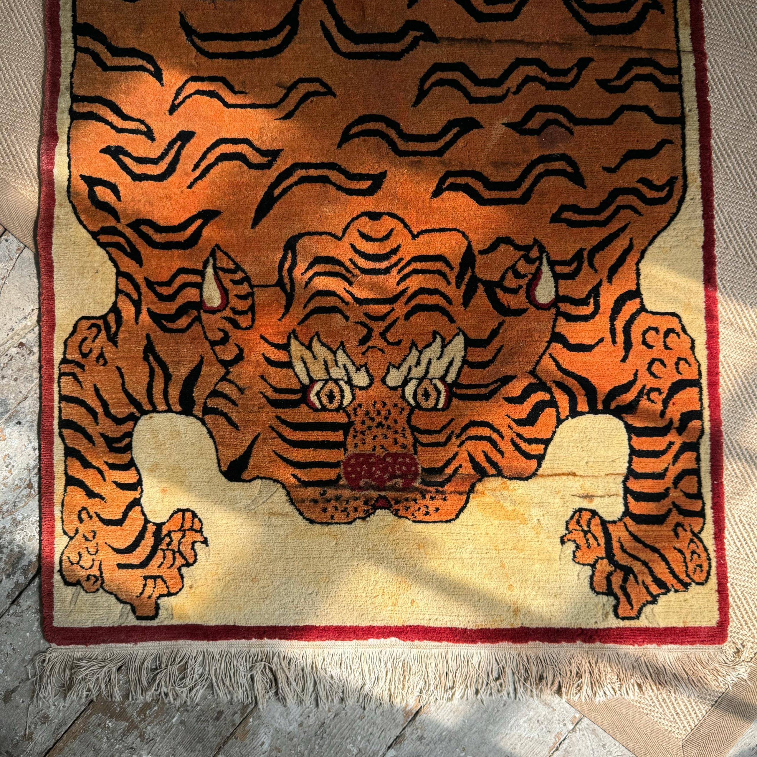 Laine Tapis tigré tibétain en laine tissé à la main, années 1950 en vente