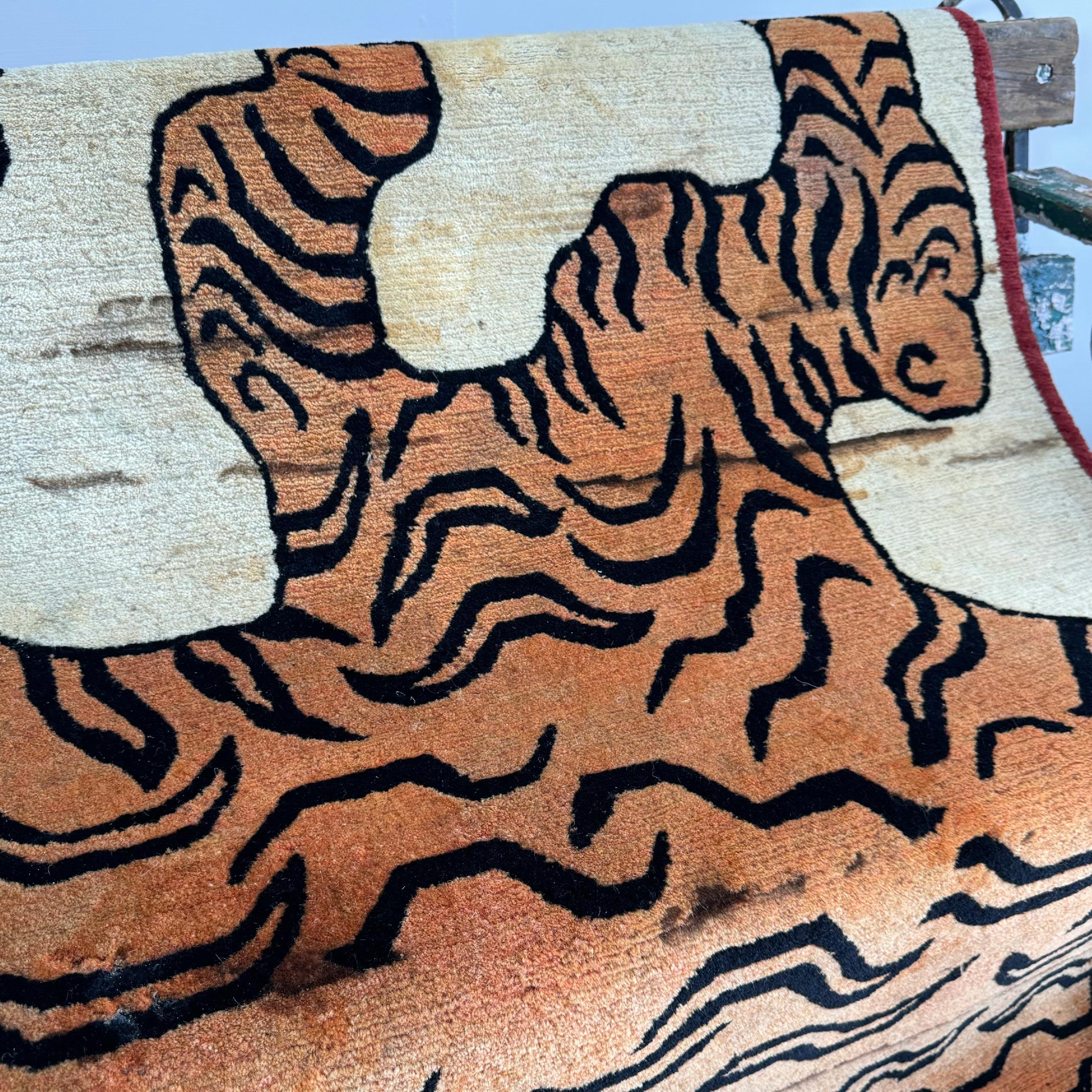 Tapis tigré tibétain en laine tissé à la main, années 1950 en vente 6