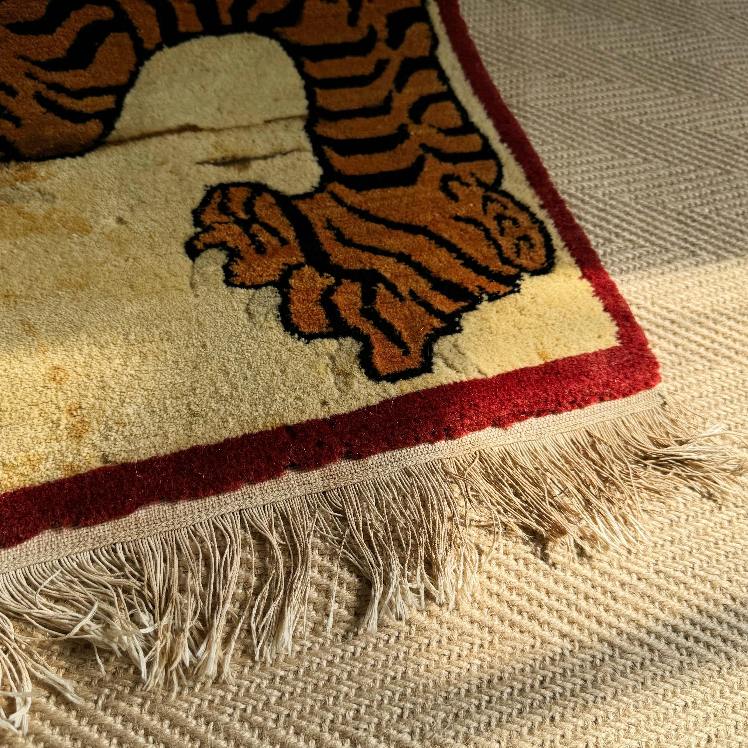 Tapis tigré tibétain en laine tissé à la main, années 1950 en vente 3