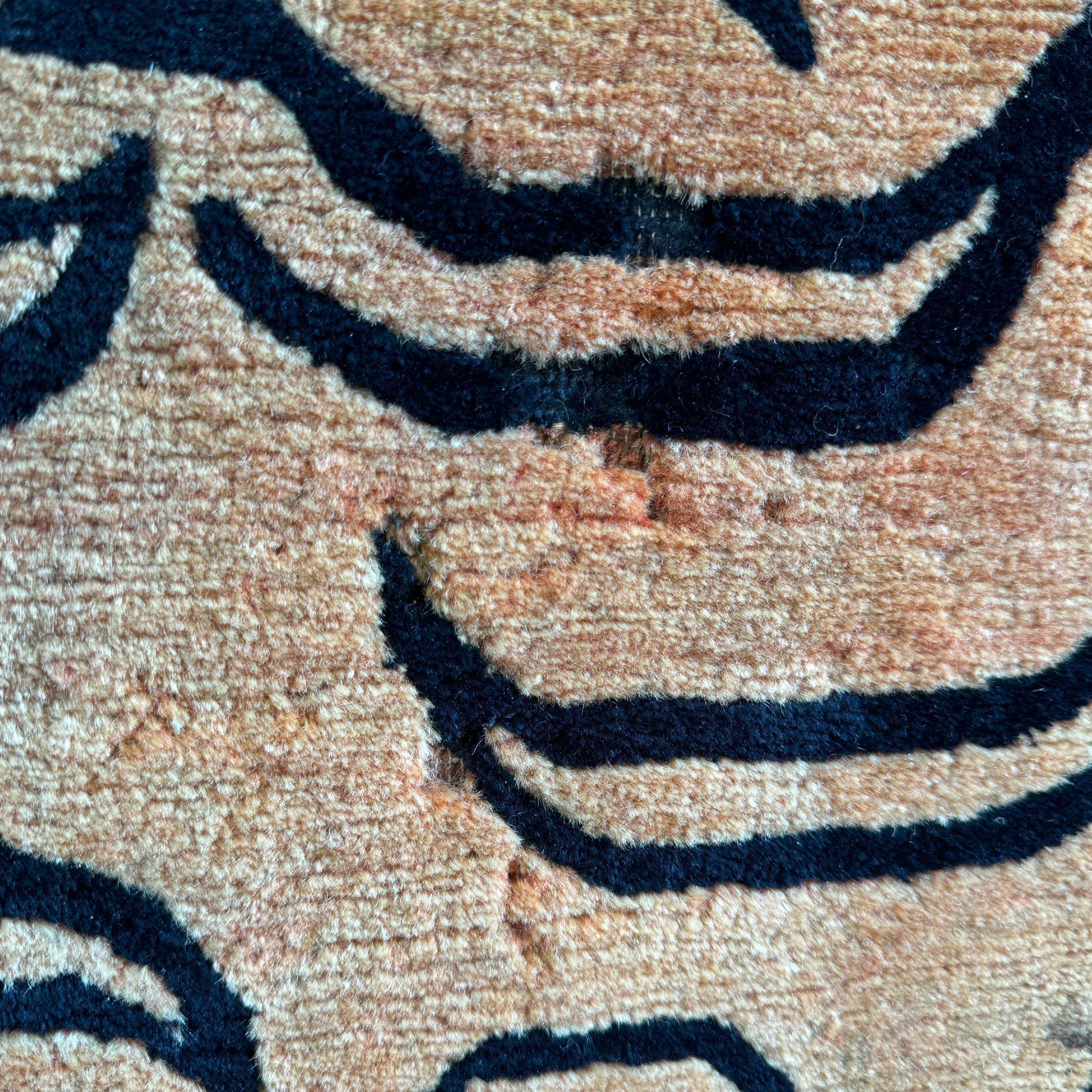 Tapis tigré tibétain en laine tissé à la main, années 1950 en vente 4