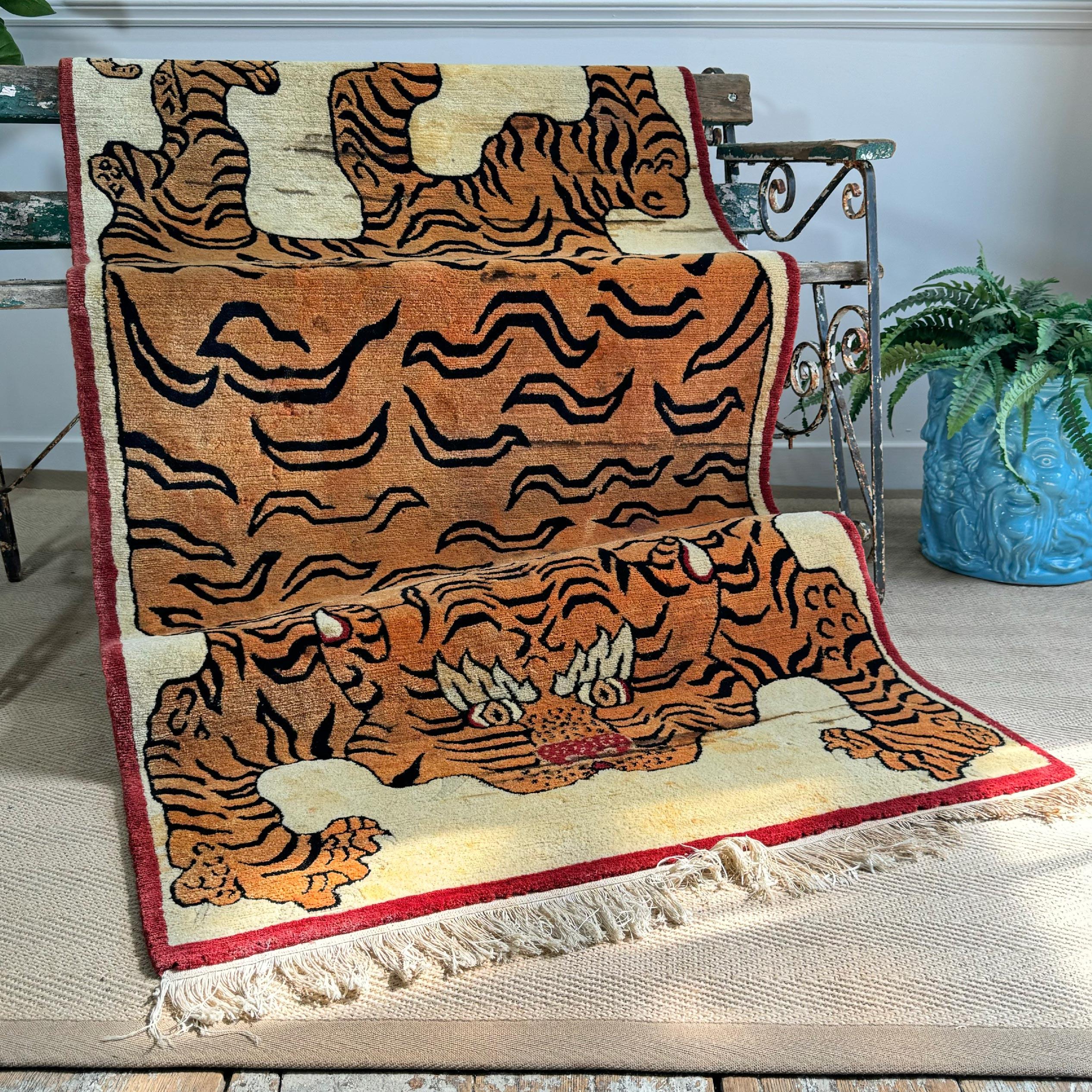 Tapis tigré tibétain en laine tissé à la main, années 1950 en vente 1