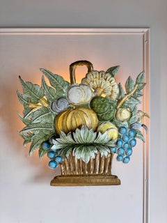 Aplique de pared francés de los años 50, de hojalata pintada en policromía, con motivos de cesta de frutas y flores